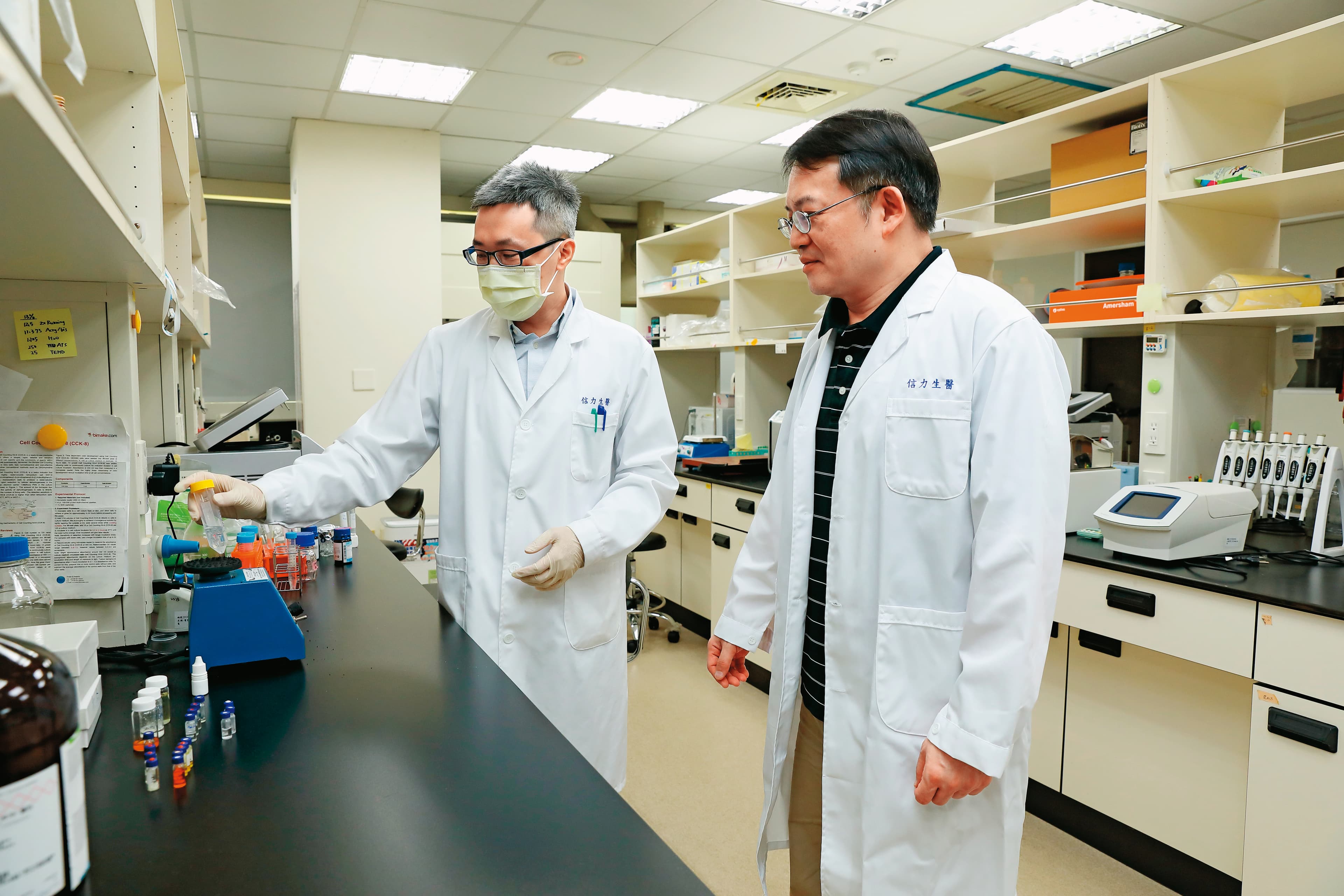 眼科新藥業者碩德日前從工研院技轉開發青光眼的一款新藥,也對隱形眼鏡新載體高度關注。(圖右為碩德董事長暨總經理陳啟祥)