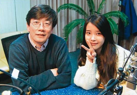 韓國政要與明星幾乎都接受過孫石熙(左)訪問,包括藝人IU(右)。(翻攝自網路)