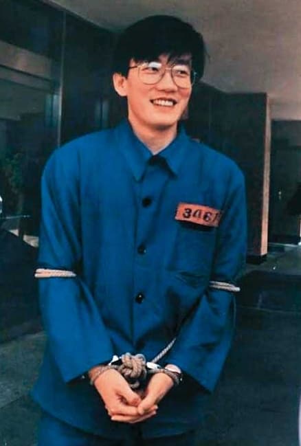 1992年,便衣警察突破工會防線,拘捕包括孫石熙等多位《MBC》罷工執行部成員,孫石熙應訊被戴上手銬、黃繩綑綁的照片(圖),隔日張貼在首爾市區,成為民眾連署、募款的助力。(翻攝自namu.wiki)