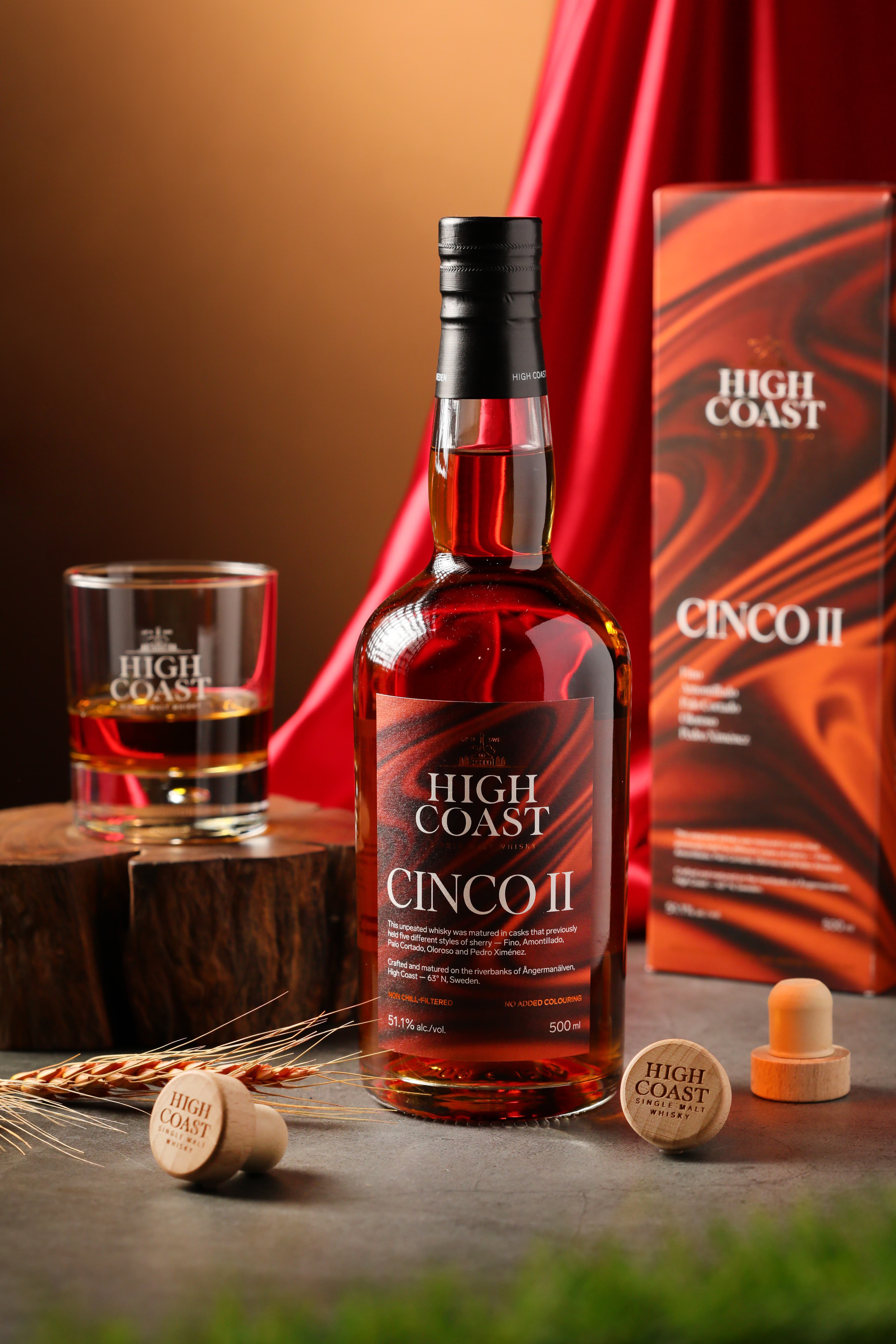 「舞雪莉。貳」（CINCO Ⅱ）集合Palo Cortado、Amontillado、Pedro Ximénez（PX）、Oloroso、Fino等5種雪莉桶的優勢。（3,480元／瓶、500ml）