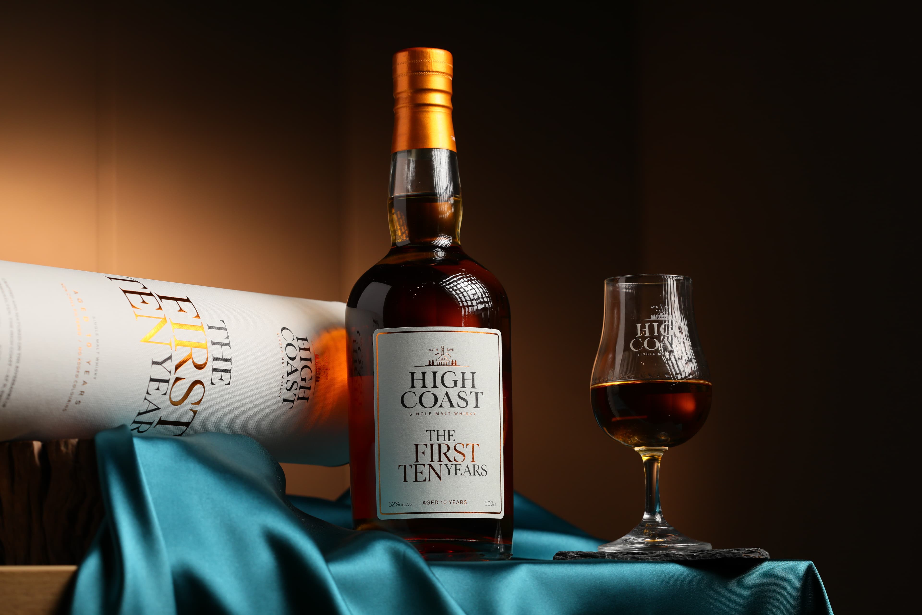 對HIGH COAST酒廠有里程碑意義的「The FIRST TEN Years」，是在10年的PX雪莉桶加入一桶波本桶平衡風味。（6,300元／瓶、500ml）