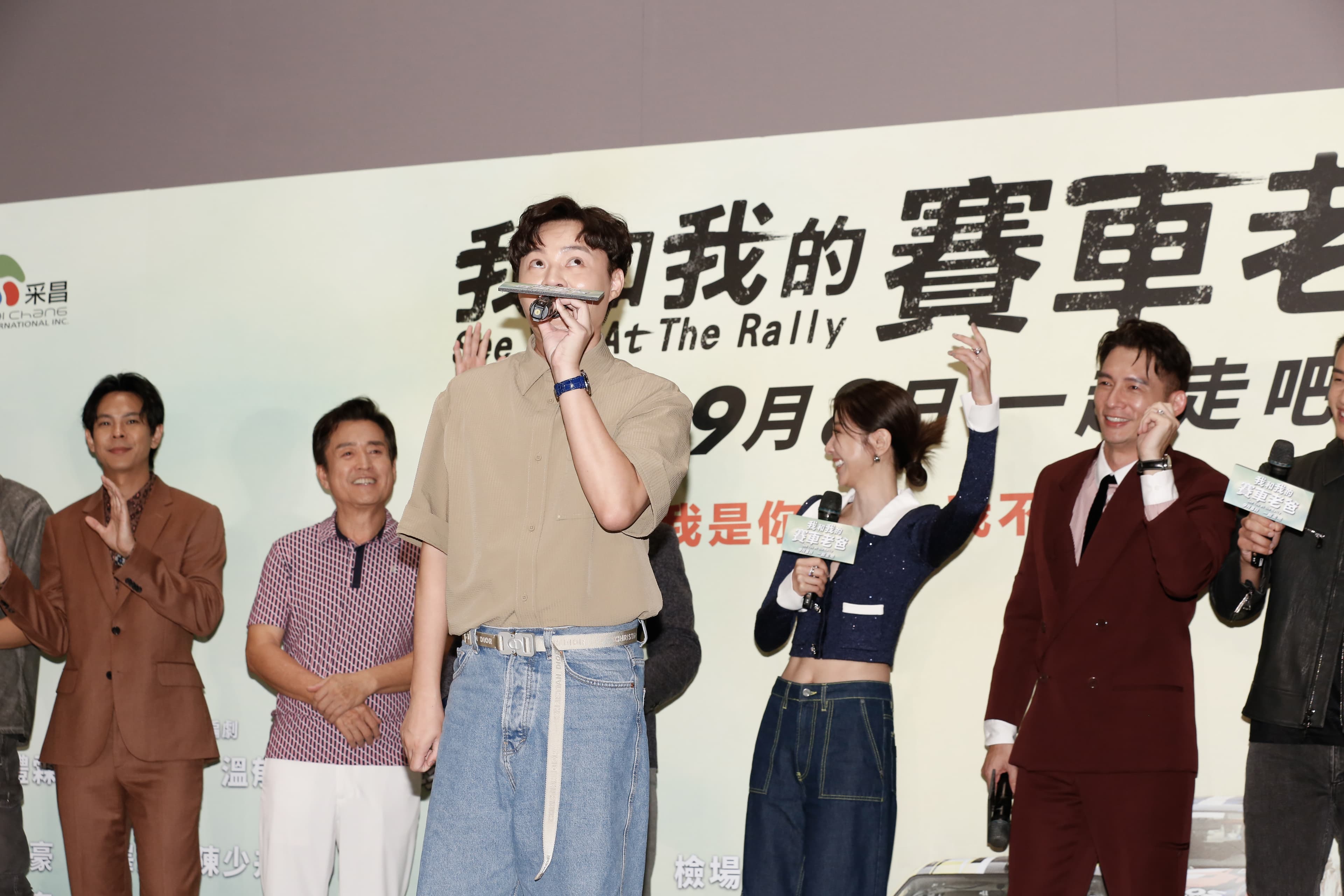 主題曲演唱人許富凱(前)臨時被cue唱歌,沒問題,唱得超級好,大家都幫忙打拍子。