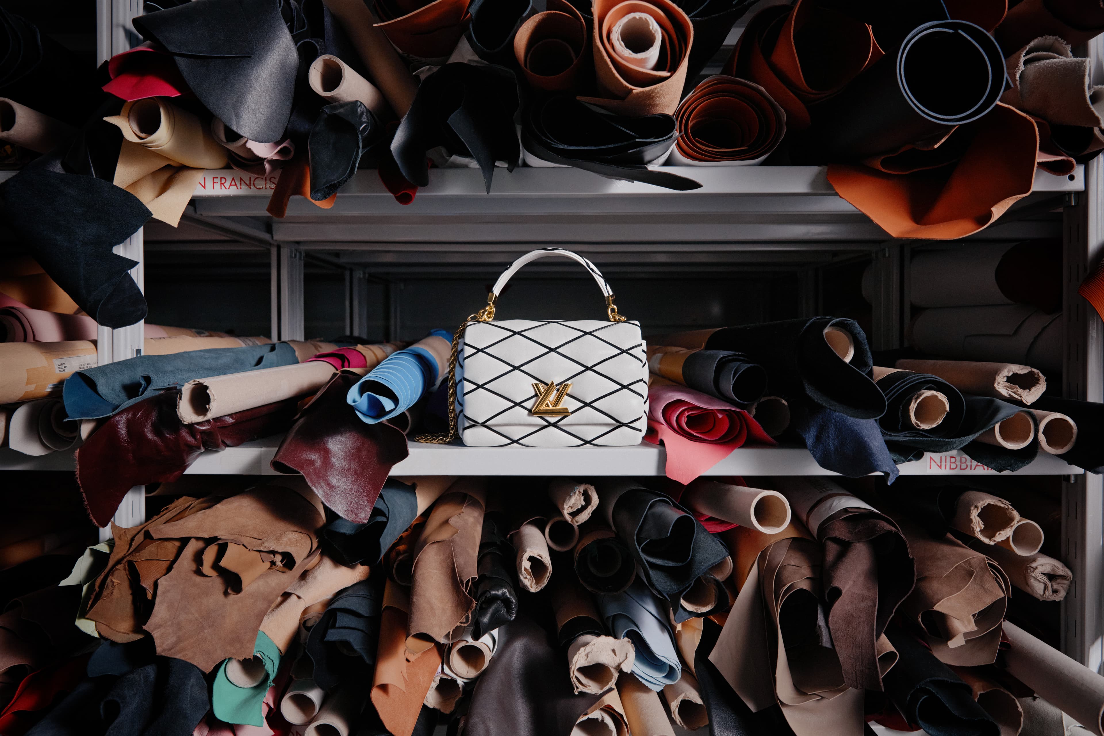 命名靈感來自「Ghesquière October 2014」的GO-14,以顯眼的菱格紋(Malletage)為高辨識度的特色。(路易威登提供)