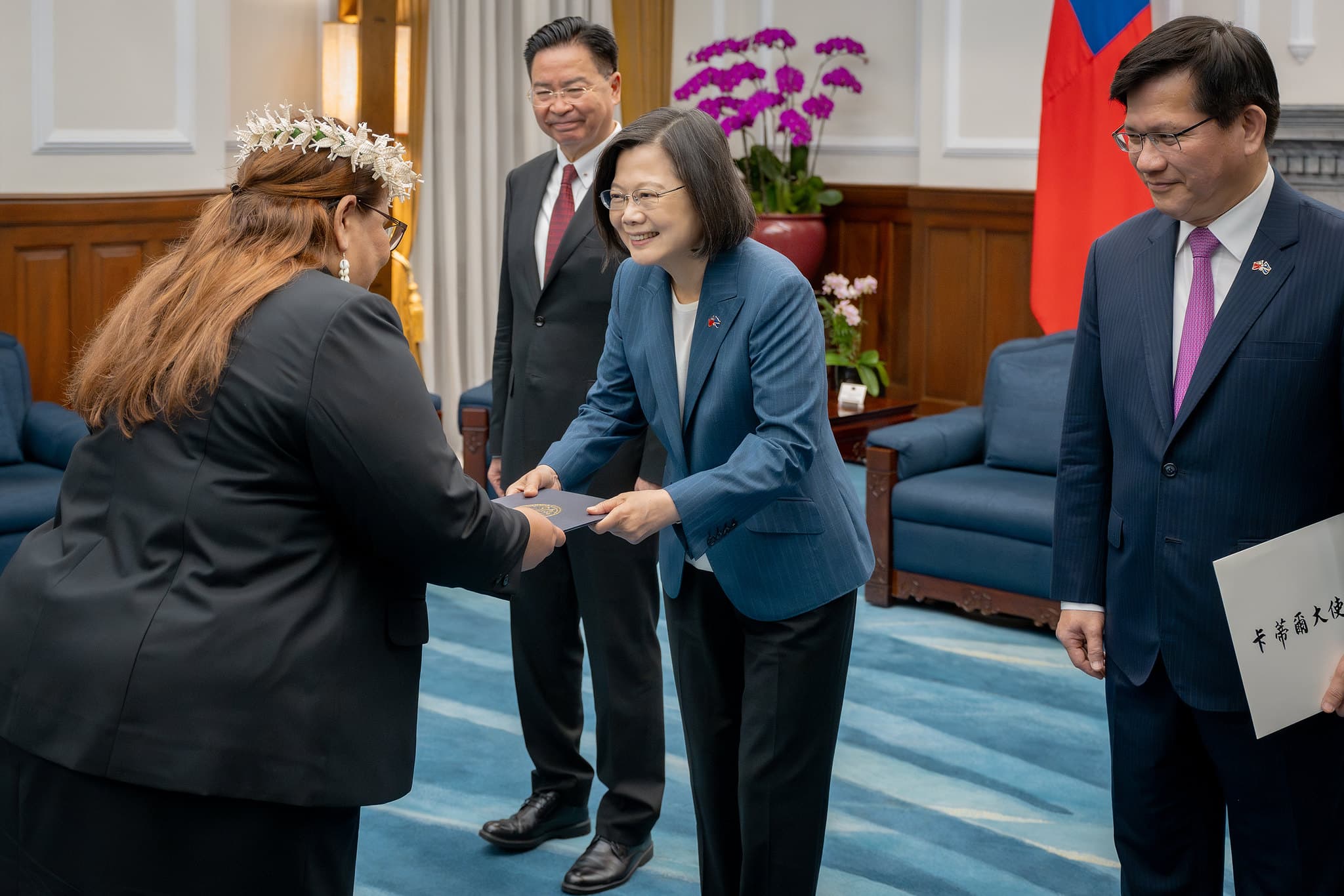 總統蔡英文接受馬紹爾群島共和國新任駐台特命全權大使卡蒂爾(H.E. Anjanette Kattil)呈遞到任國書。(總統府提供)