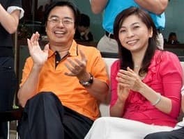 紀春錦董事長(左)從美國引進道路救援系統,一開始走會員制在台灣水土不服、慘賠,後與于蓓蒂總經理(右)討論,改向車商、銀行信用卡、保險公司招手,此舉不但讓全鋒起死回生,還成了業界龍頭。(全鋒提供)