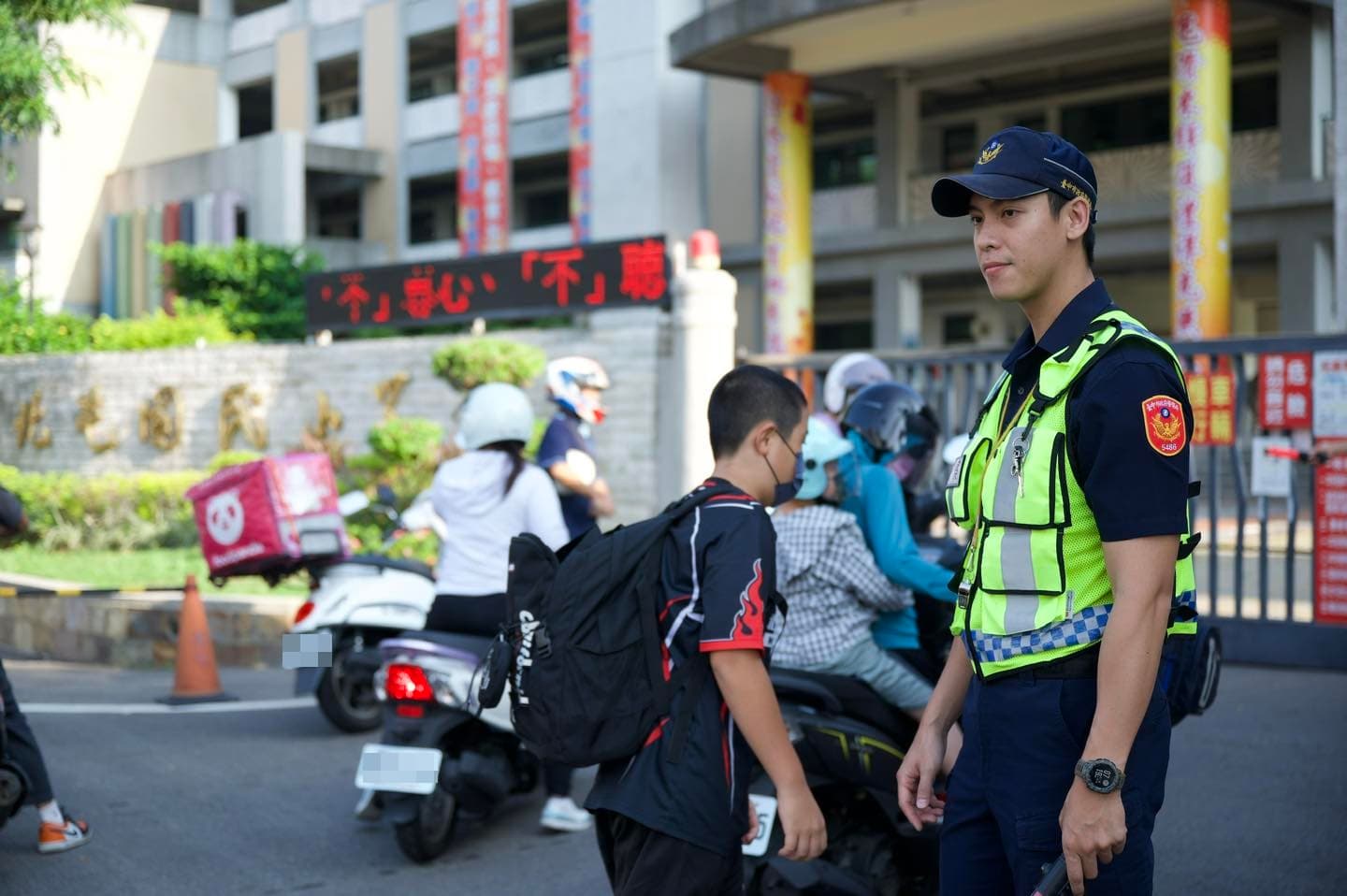 今天(30日)是國中小學的開學日,各地分局啟動「護童專案」,維護校園交通安全。(翻攝自TCPB局長室臉書)