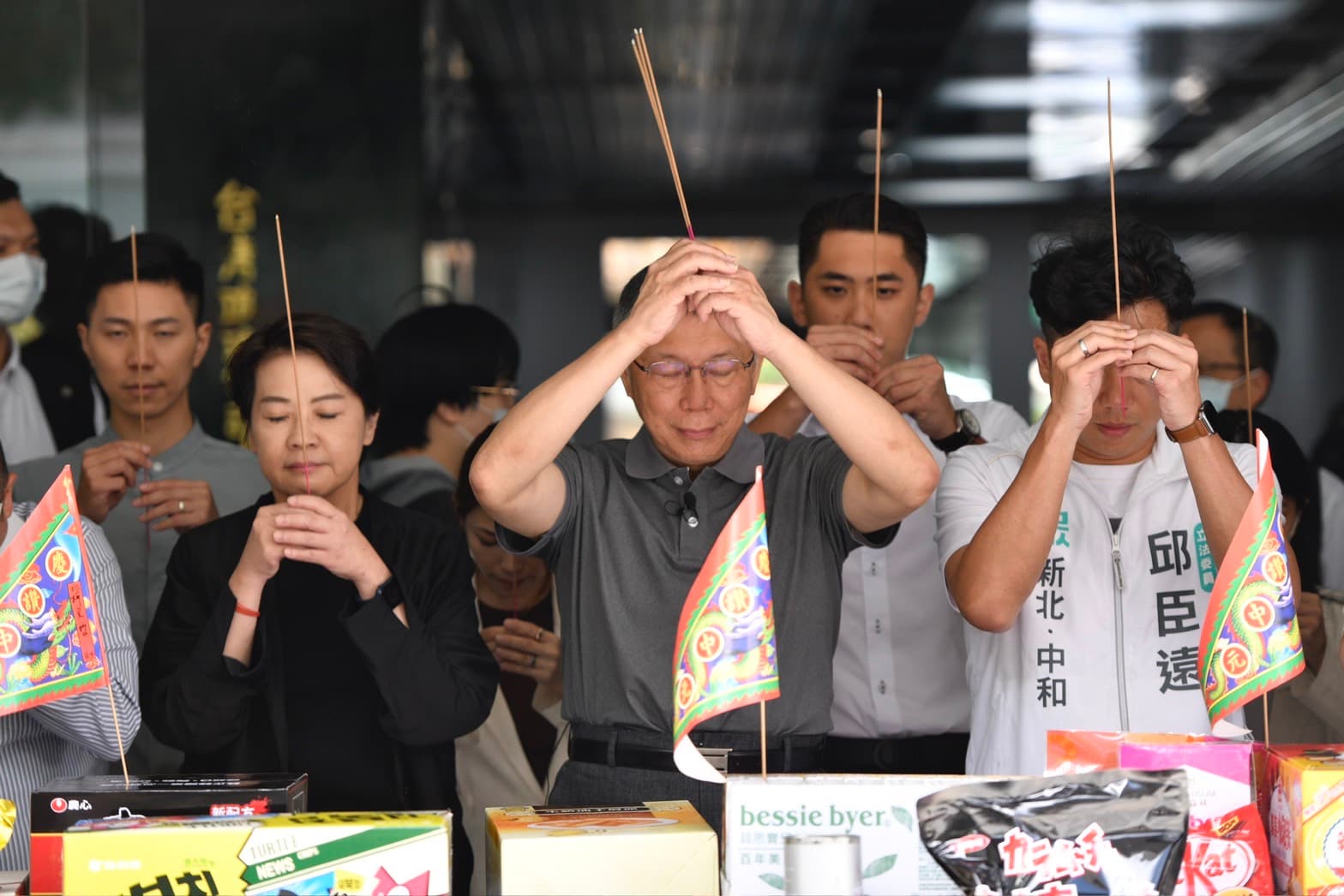 柯文哲(中)今率台灣民眾黨進行中元普渡團拜,眾人一同拿香祭拜。