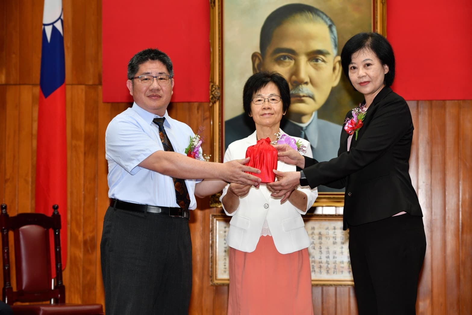 高院院長高金枝(中)讚揚基隆地院院長陳雅玲(右)審判及行政能力受肯定。