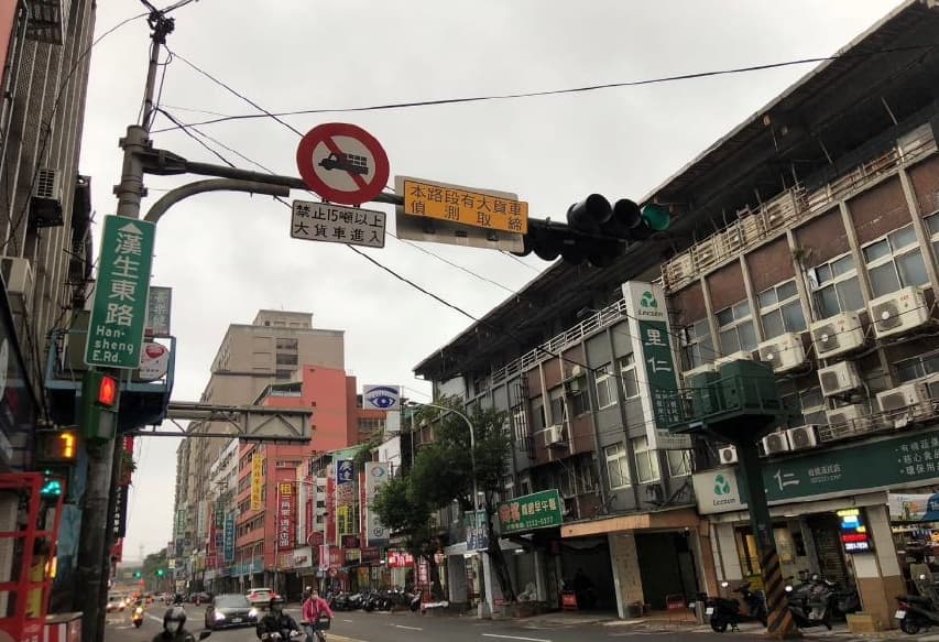 板橋區海山國小的漢生東路等禁行15噸以上大貨車路段,也增設科技執法設備。(新北交通局提供)