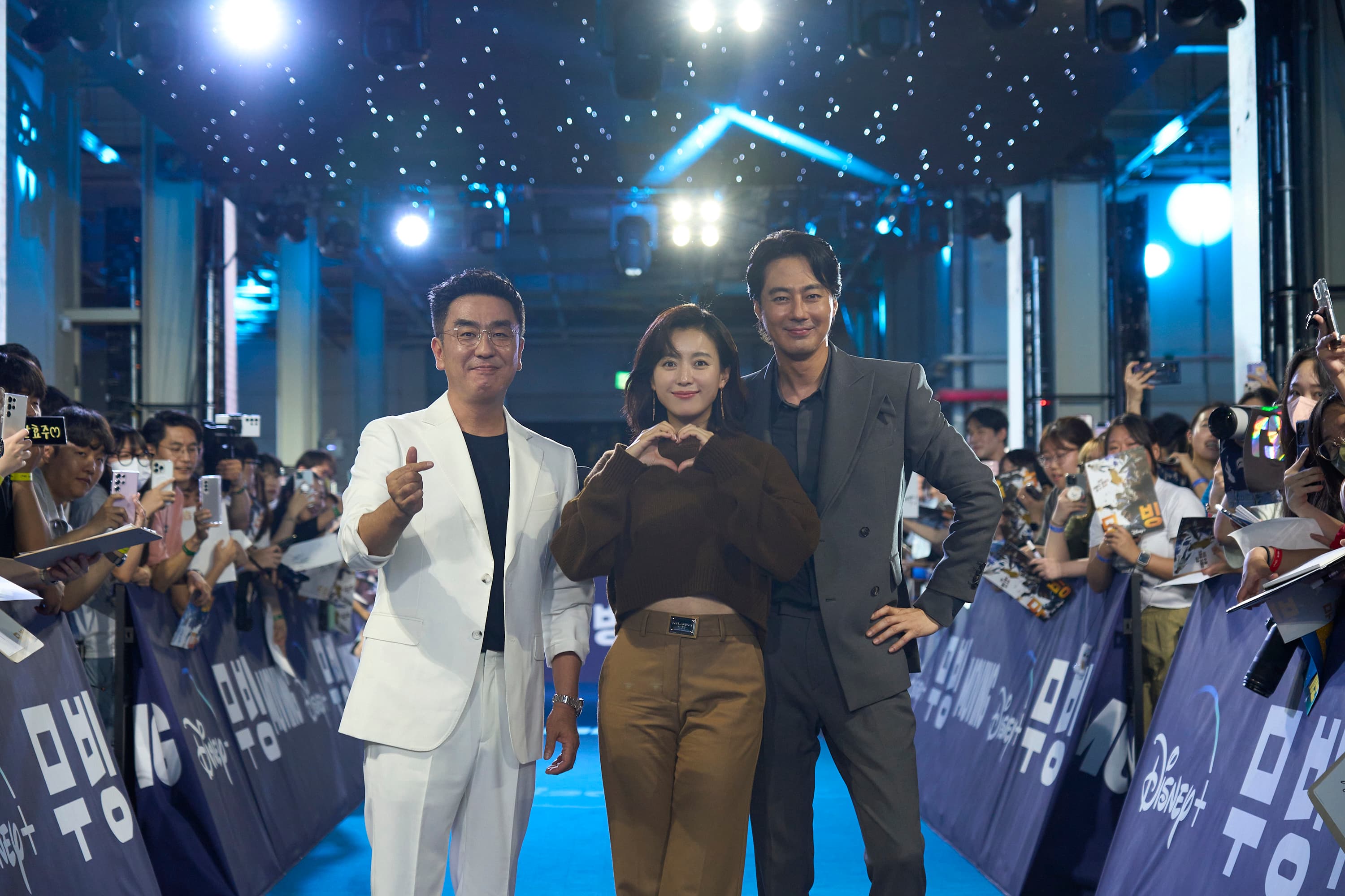 柳承龍(左起)、韓孝周和趙寅成在紅毯上受到粉絲歡迎。(Disney+提供)