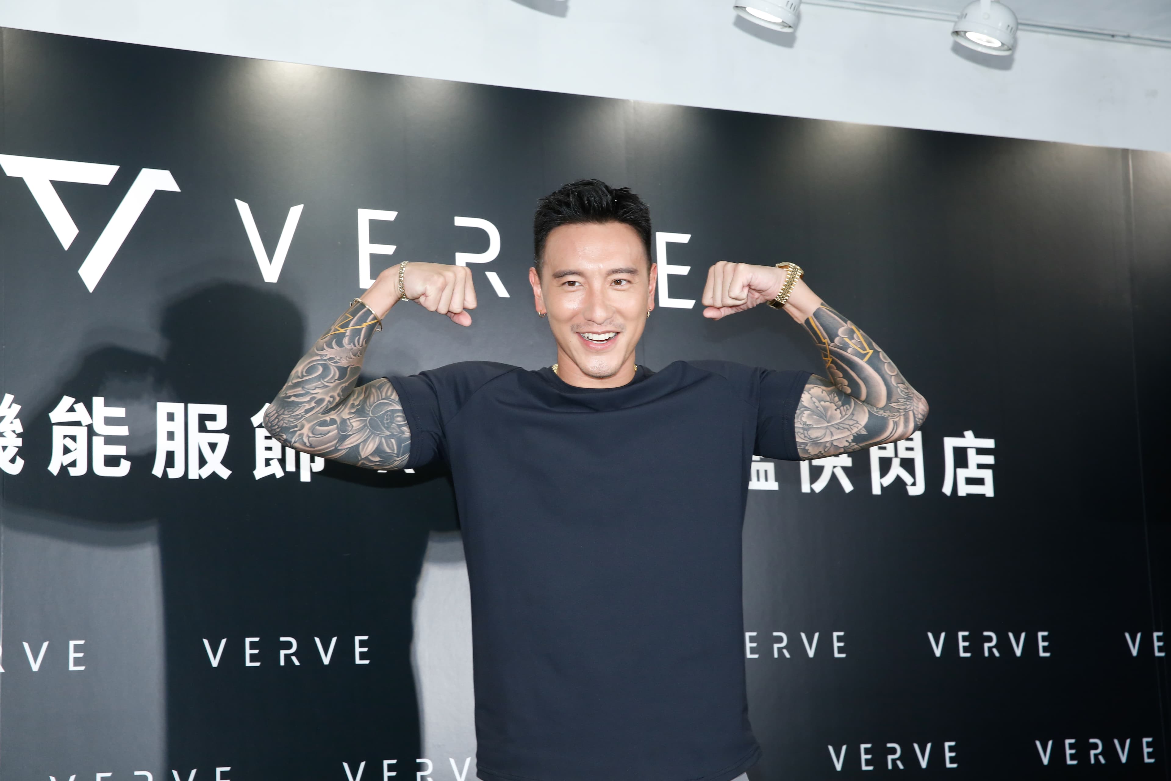 出場時王陽明對著鏡頭擺出大力士姿態,看似對媒體追問已有所準備。