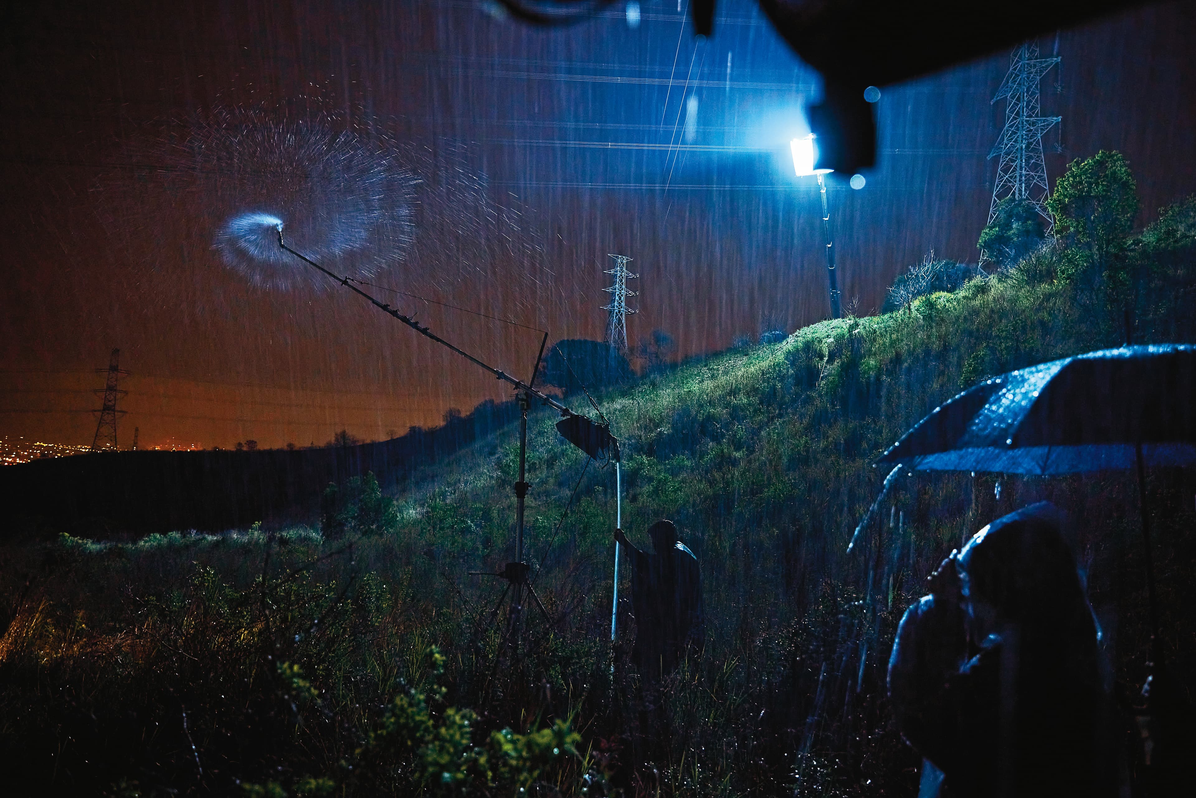由現場特效組負責的雨效,對於造雨的雨絲、燈光等相當講究。(華映提供)