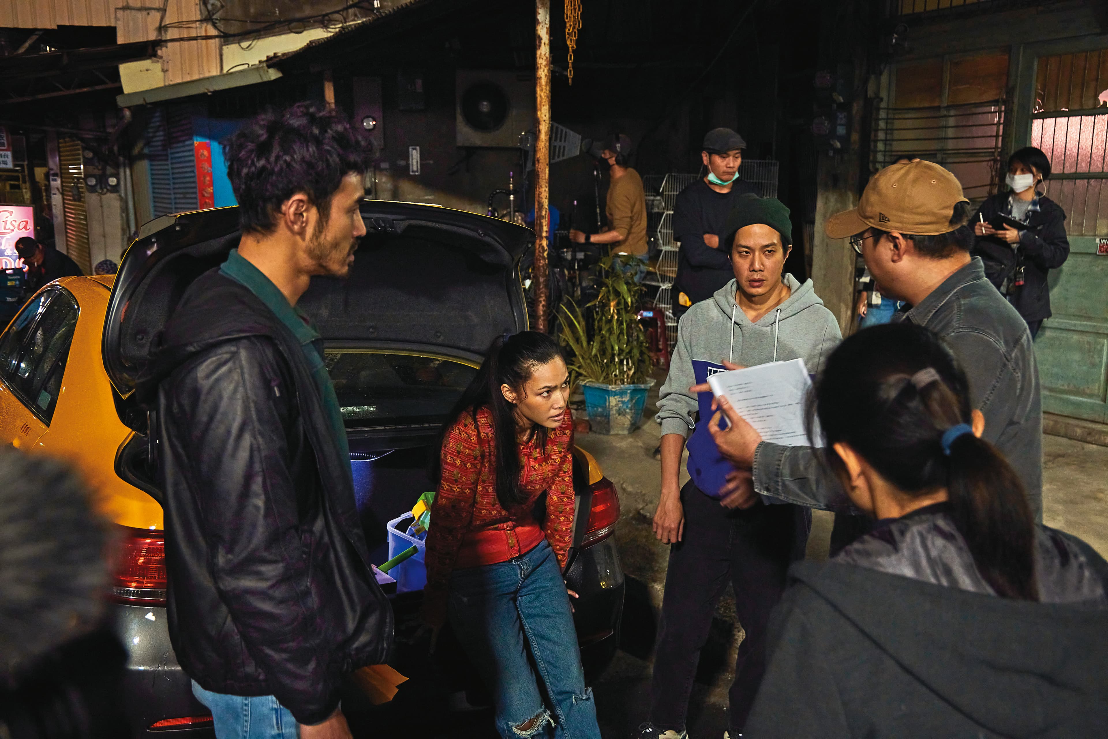 阮經天(左起)、Sajee Apiwong、薛仕凌與導演曾英庭在現場討論。(華映提供)