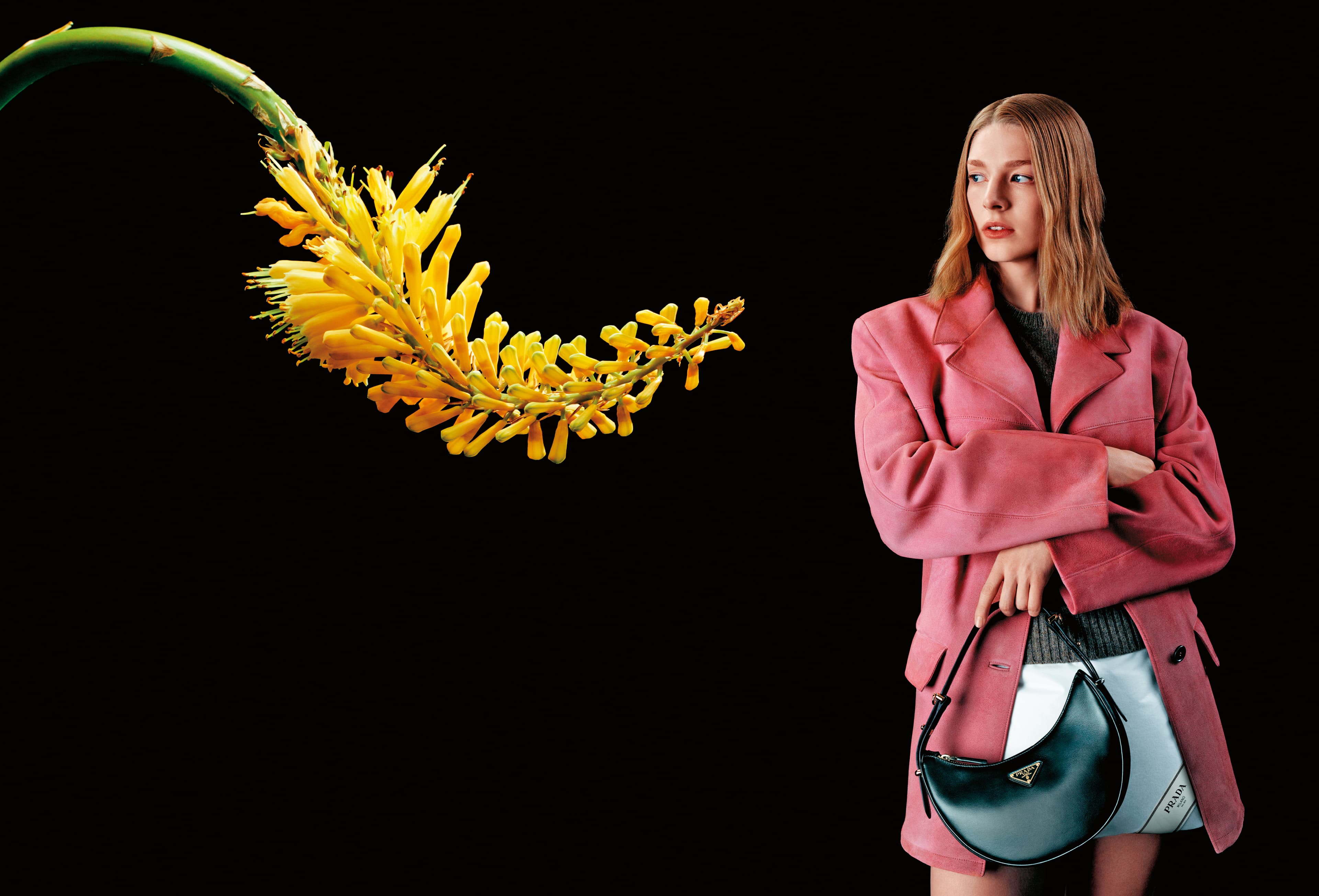 PRADA Arqué包款以流暢的曲線重新演繹經典造型。黑色Arqué包 NT$74,000(PRADA提供)