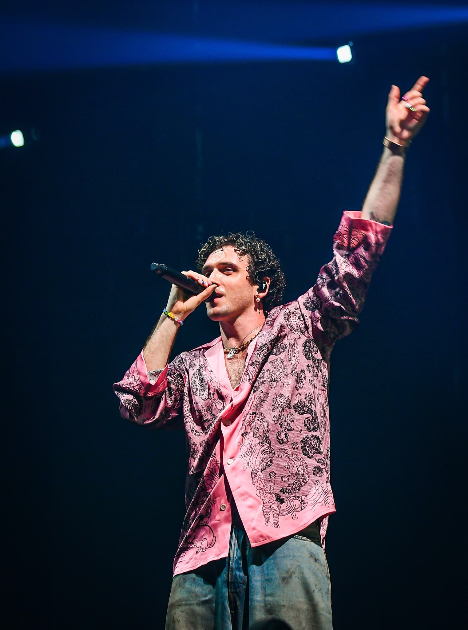 LAUV 以新歌〈Love U Like That〉開場。(Live Nation Taiwan提供)