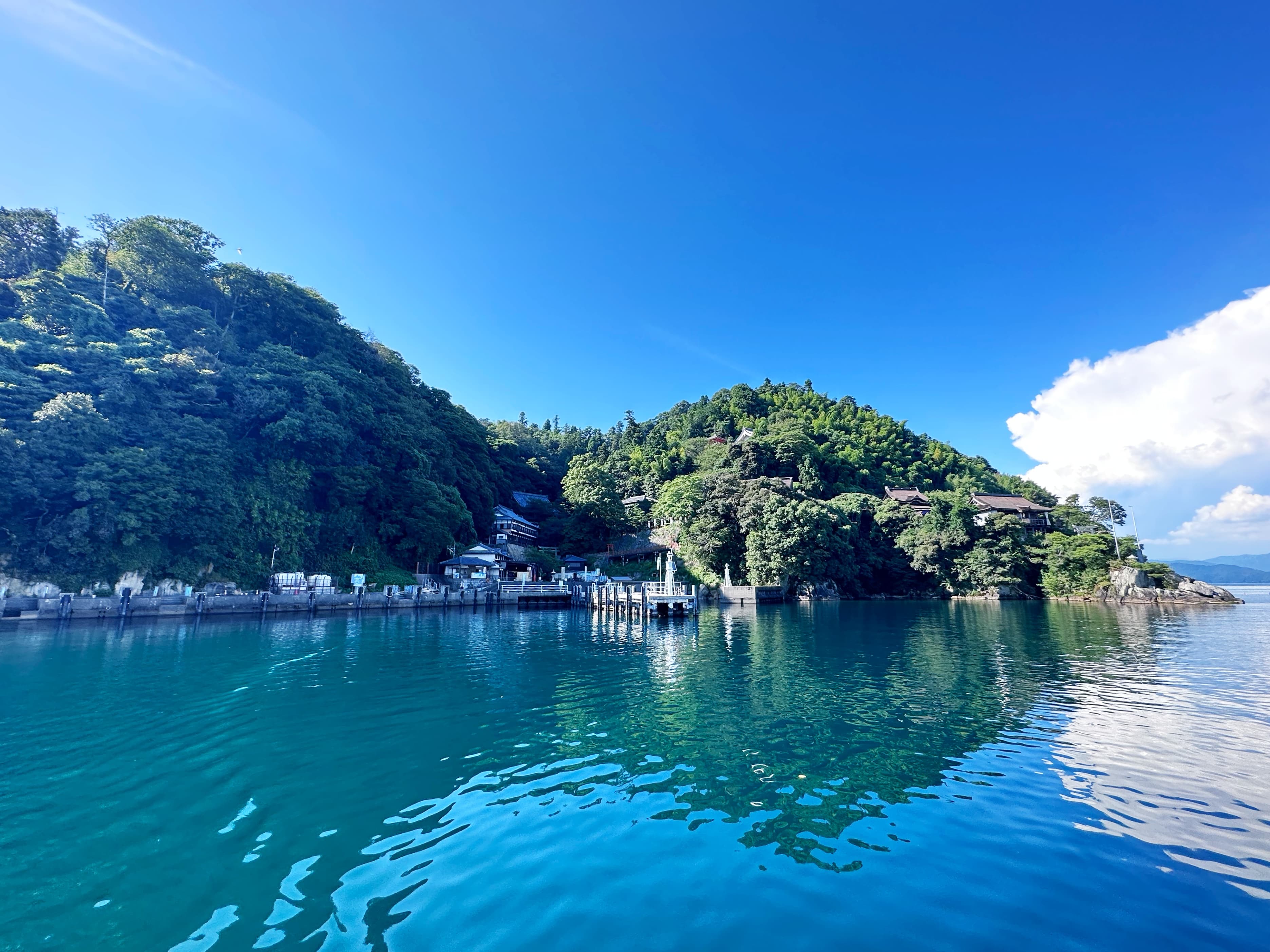竹生島被當地人稱為諸神之島,島上佛寺與神社共存,信徒慕名而來。