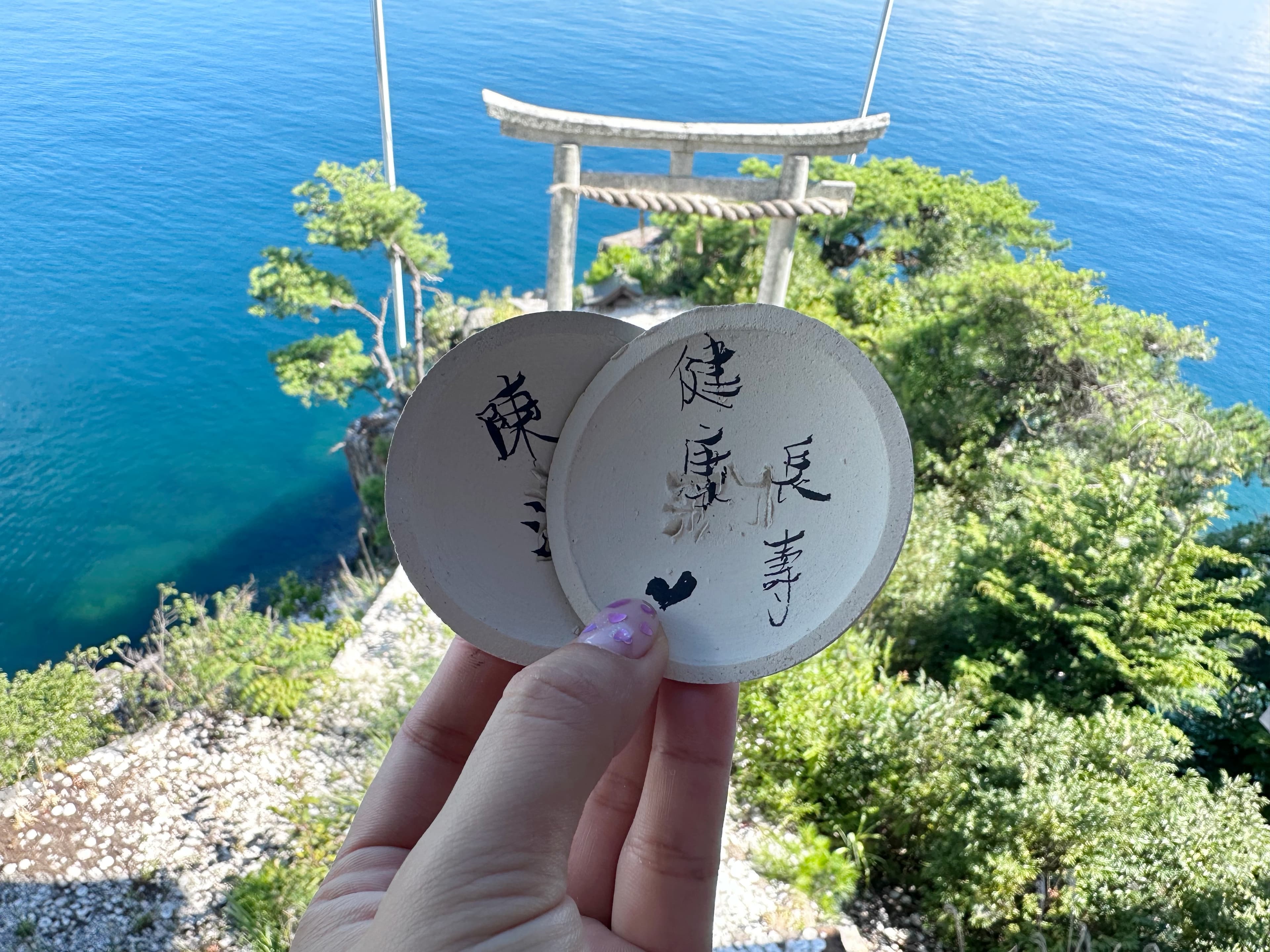 每人兩次的拋擲機會,滿地全是心願。