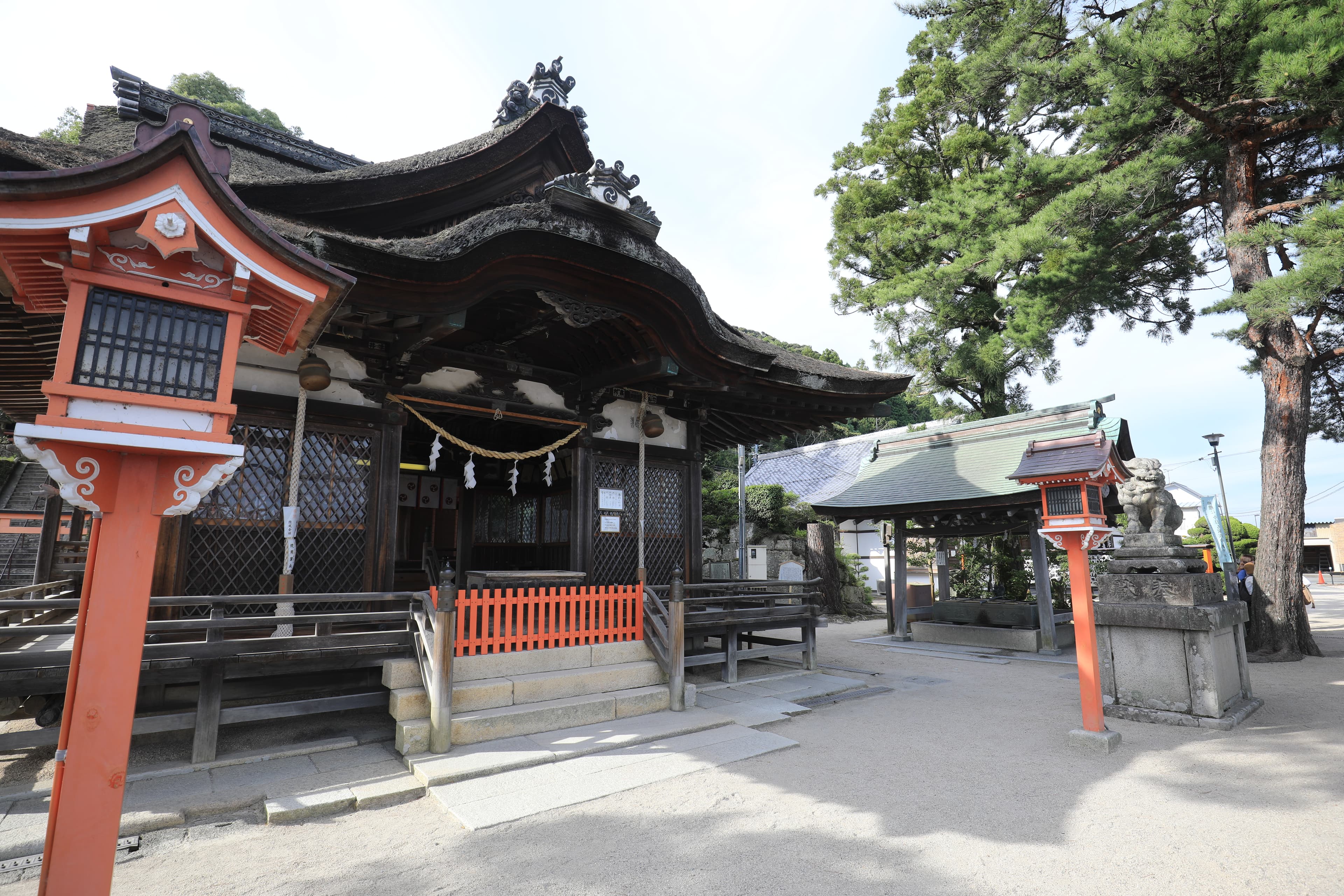 古老的「白鬚神社」相傳創建於西元前5年,已有2千年歷史。