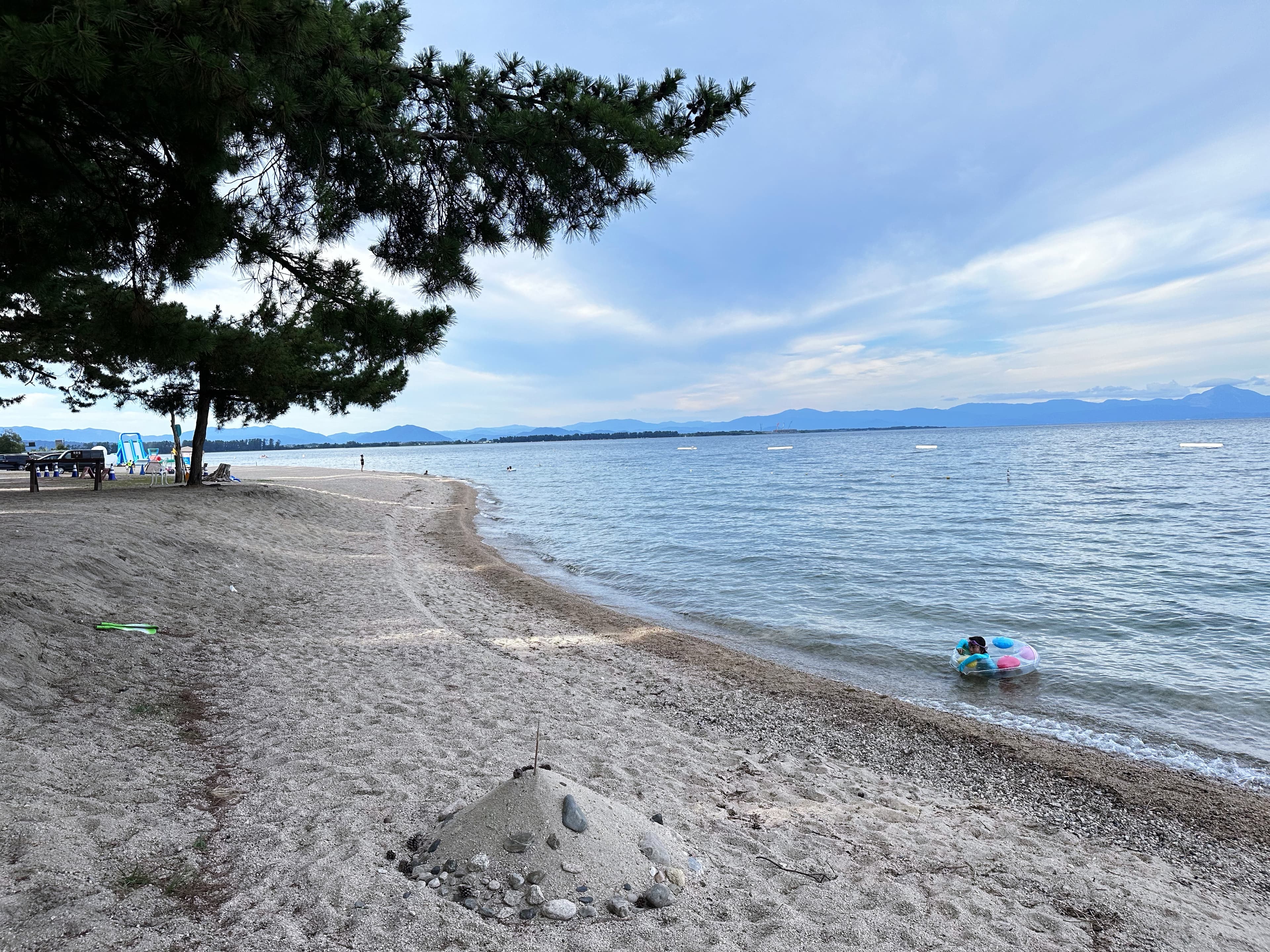 炎炎夏日跳進沁涼湖中就是最大的娛樂消遣。