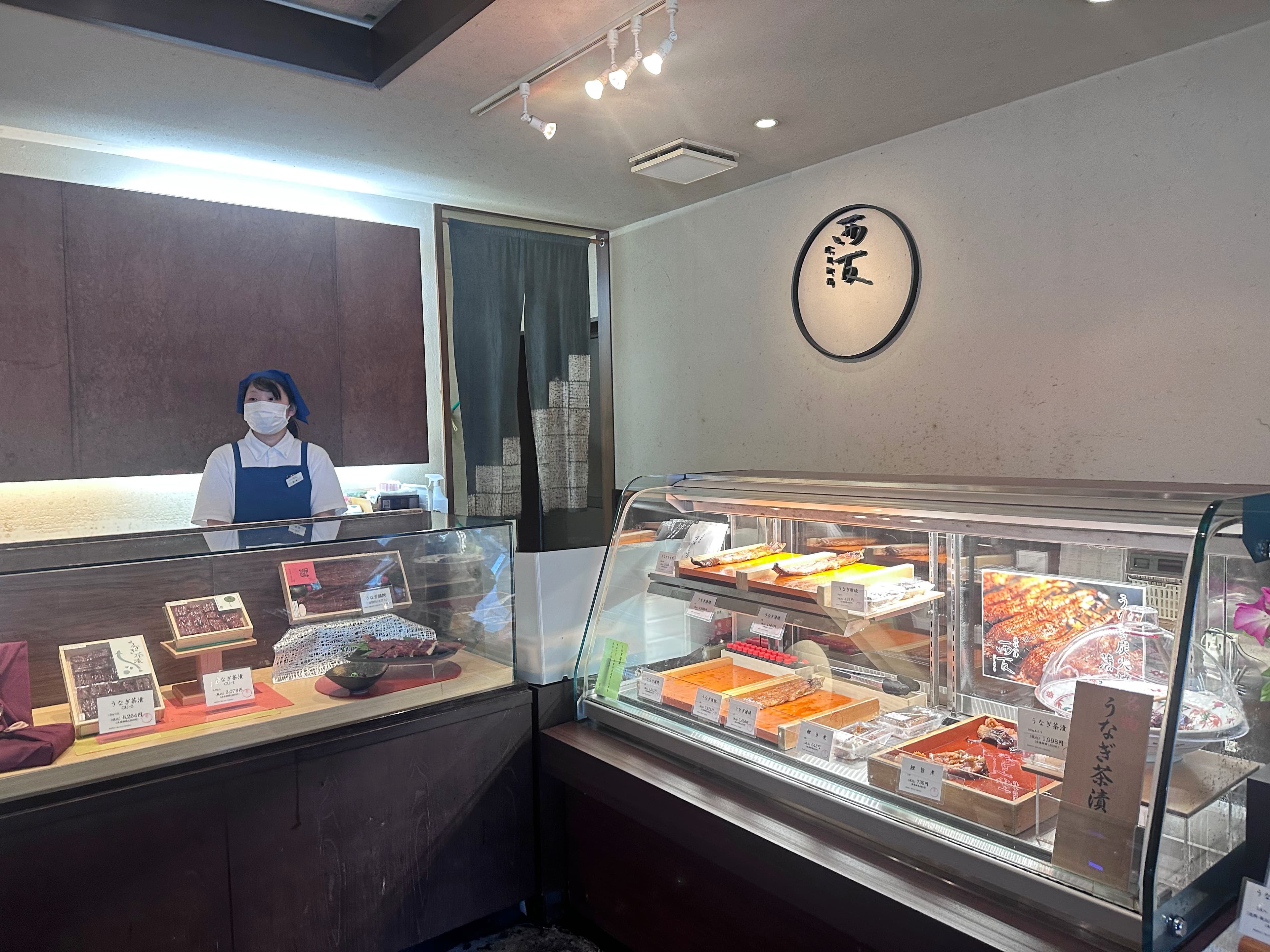 一樓店舖販售蒲燒鰻、鰻魚便當與各式佃煮物,也很適合買伴手禮送人。