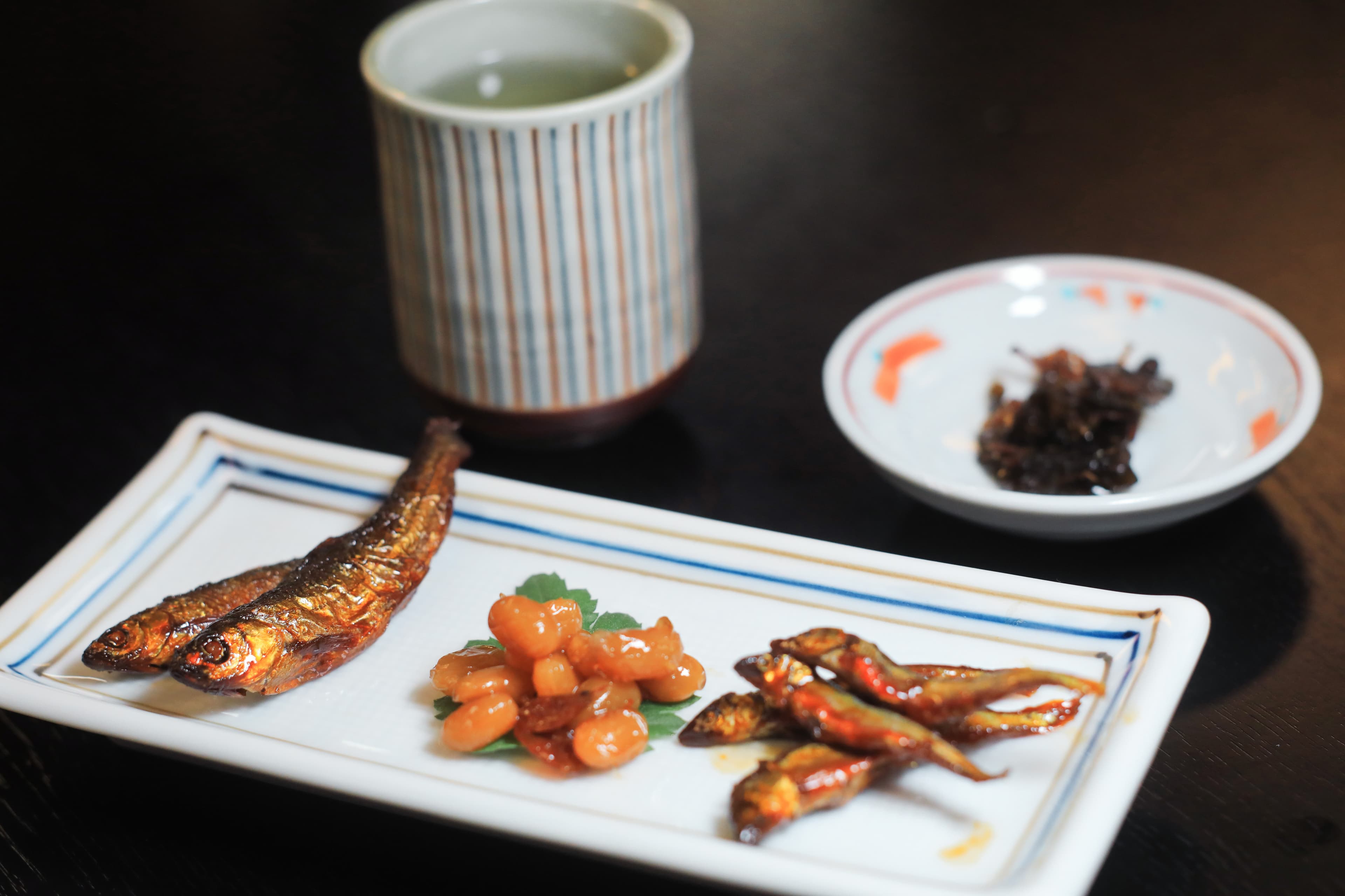 佃煮物全採用琵琶湖原生魚蝦,中間的是滋賀鄉土特色菜「蝦豆」,將大豆與小蝦熬煮成甜口風味。
