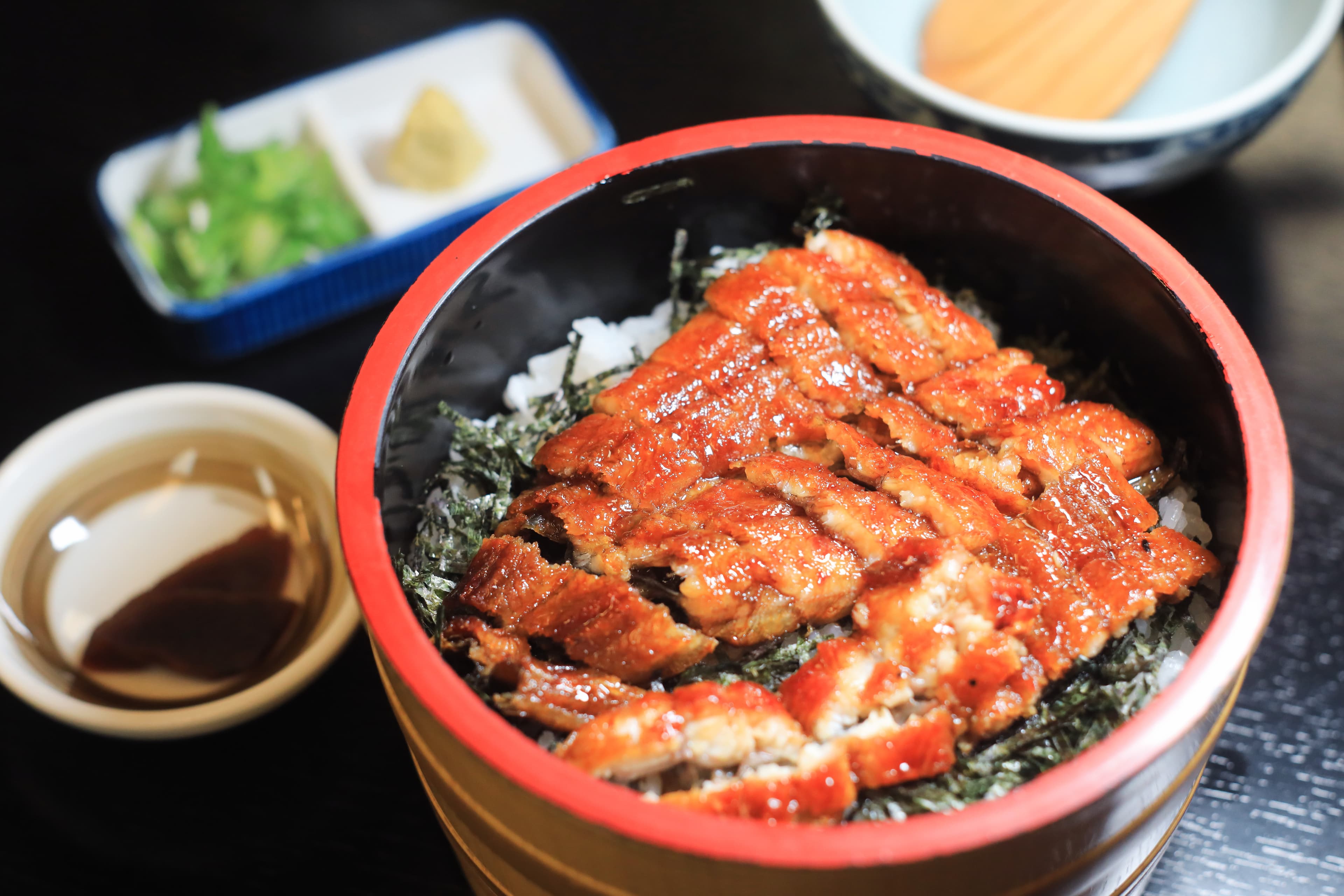 米飯整桶上桌,關西風味的蒲燒鰻外酥內嫩,分量超豪邁。(3,850日圓/份,約NT$842)