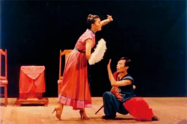 已故演員李國修(右)與劉若瑀(左)演出首版《荷珠新配》,後於蘭陵30週年重演。(蘭陵劇坊提供)