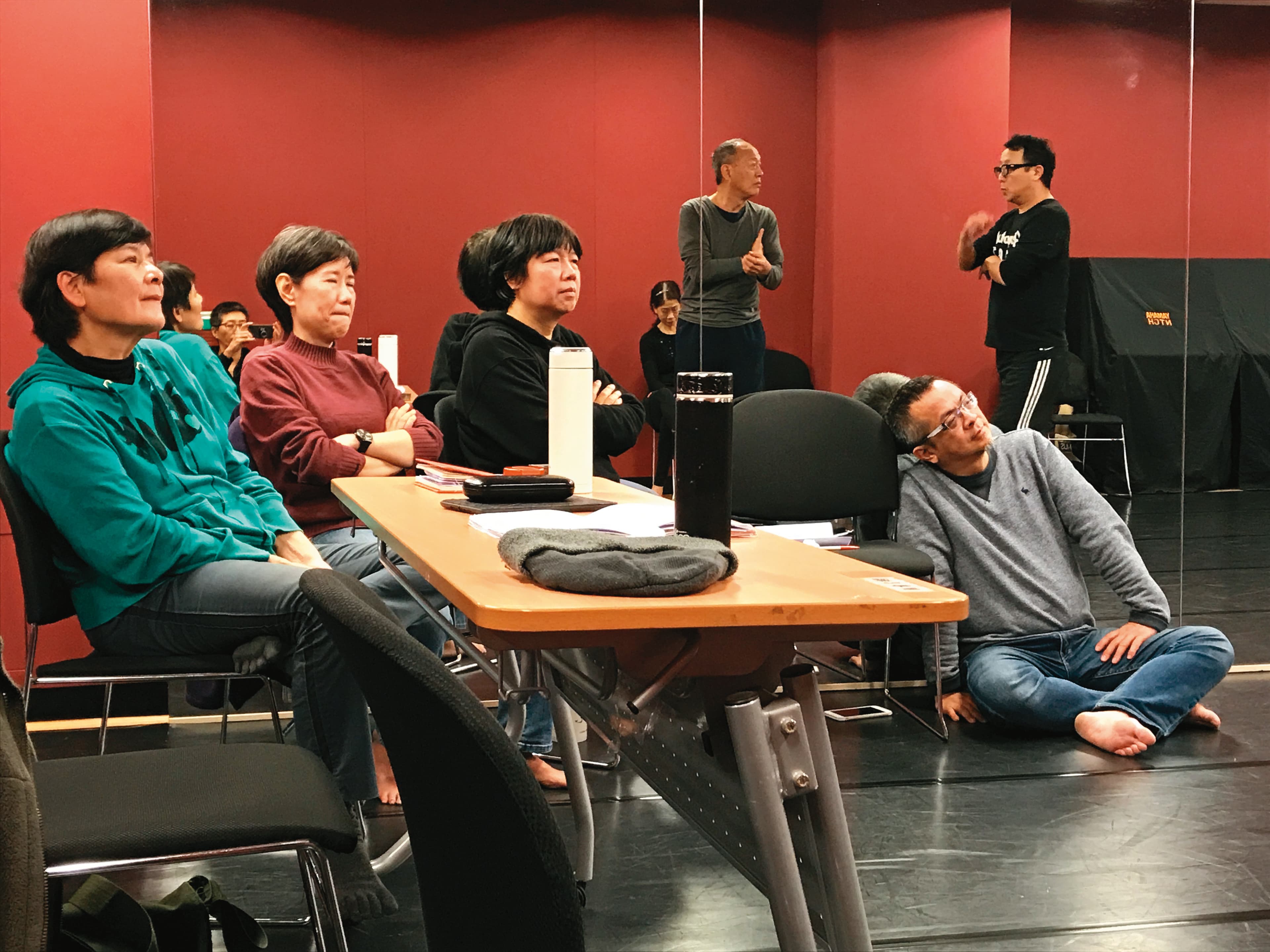 蘭陵團員透過不斷討論分享,以自身經歷共創《演員實驗教室》文本。(蘭陵劇坊提供)