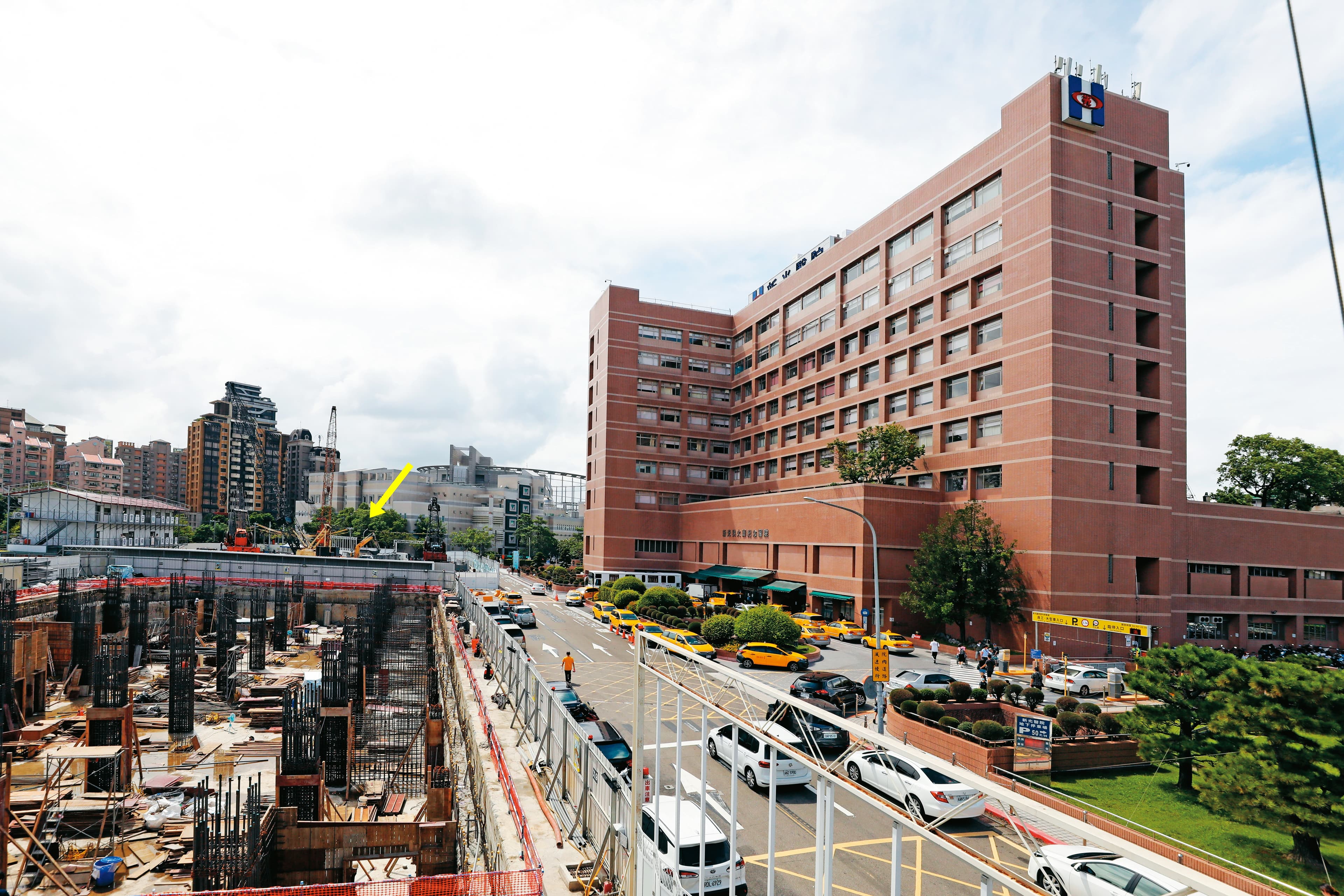 吳東進過去也曾和姪兒因萬坪士林土地(箭頭指處)的開發案鬧上法院。