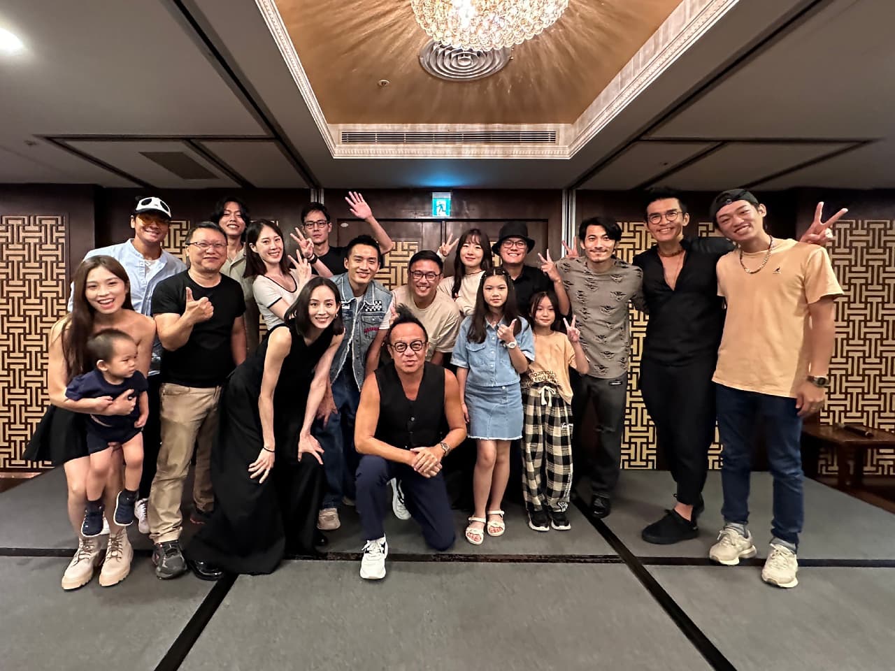 《化外之醫》殺青酒,新住民網紅阮秋姮(左1)、蔡亘晏(爆花)(左3)、馬來西亞男星陳澤耀(左4)首度現身。(公視提供)