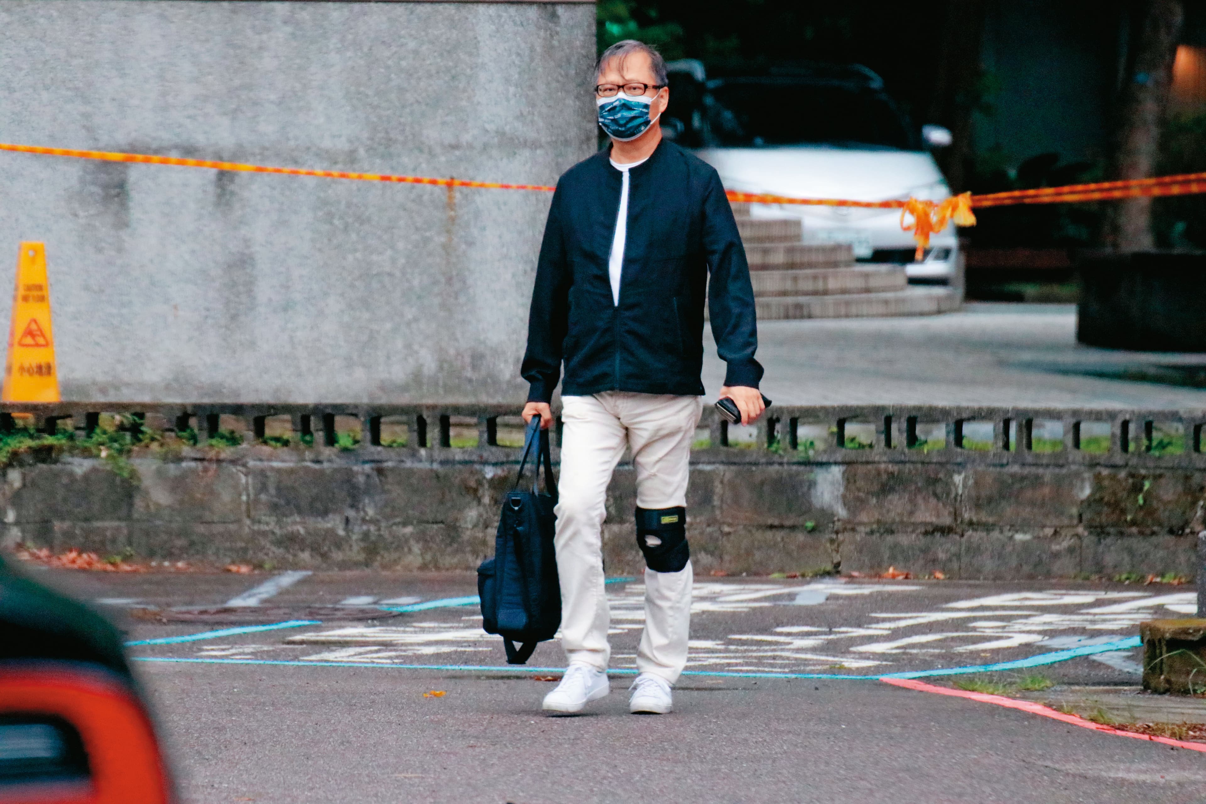 本刊曾直擊,陳宗基去年在海峽會餐廳猛踹2女後,左膝蓋受傷戴上護具。