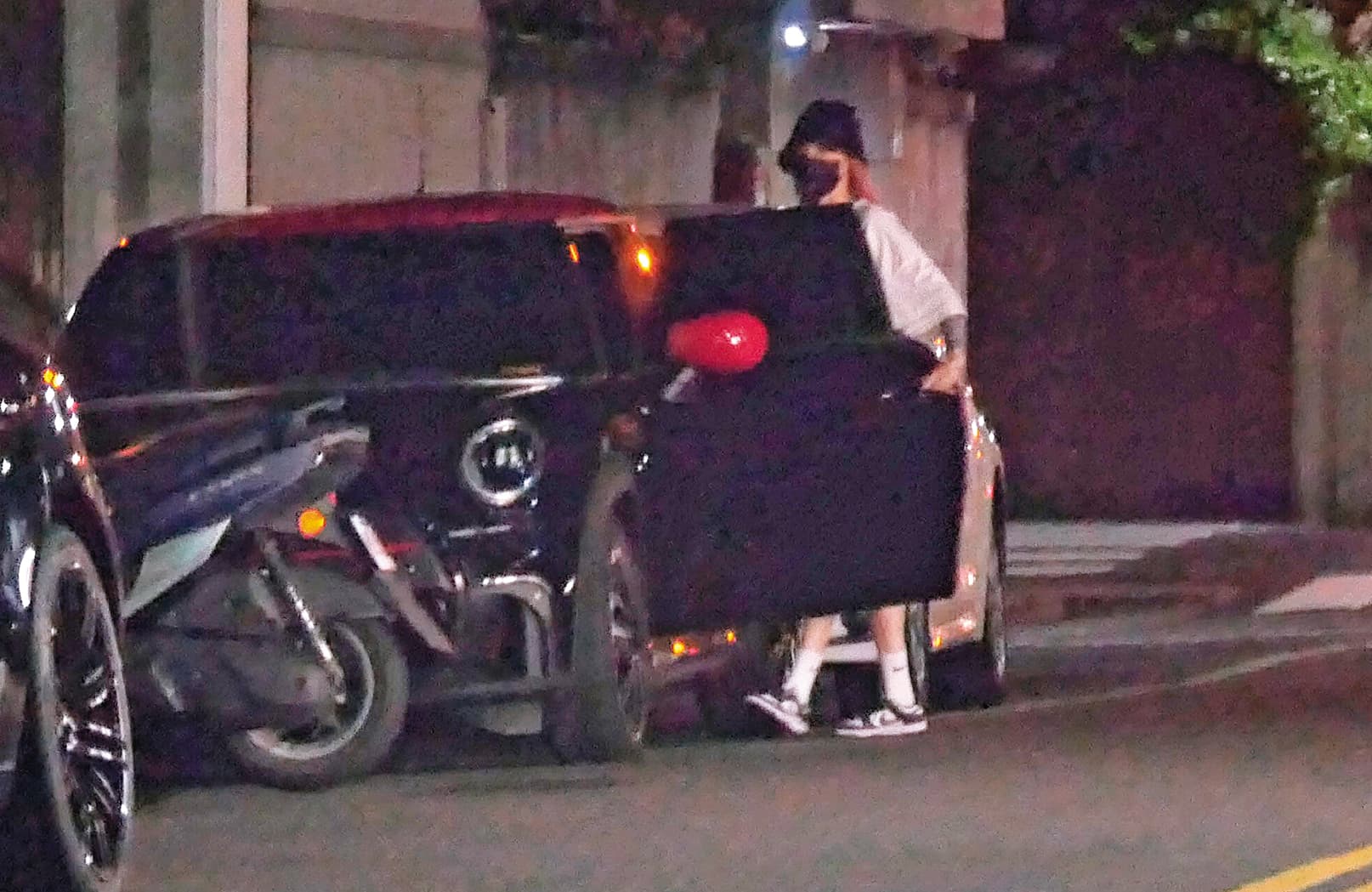 8/26 23:15 鄭雲燦拐進巷弄內,原來她的車就停在路邊車格。