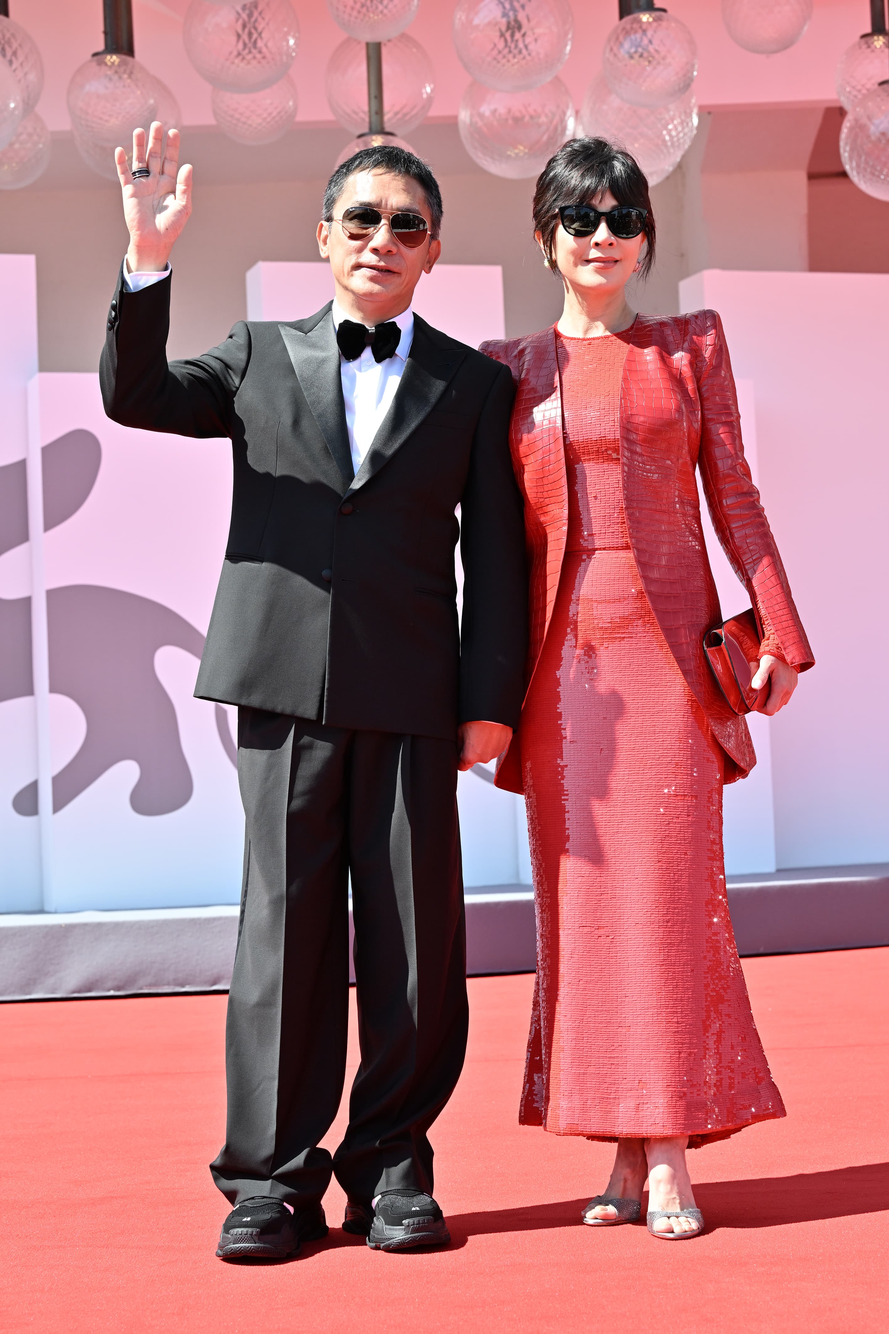 梁氏夫妻牽手踏上紅毯,劉嘉玲的透視禮服表面保守大氣,實際暗藏性感。(東方IC)