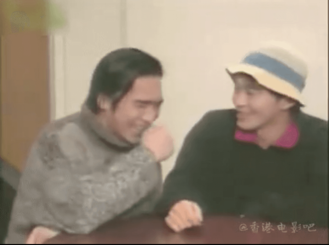 梁朝偉是因陪周星馳考藝訓班入行,2人雖未在電影上合作過,早年在電視台倒是多次同框。(翻攝自微博)