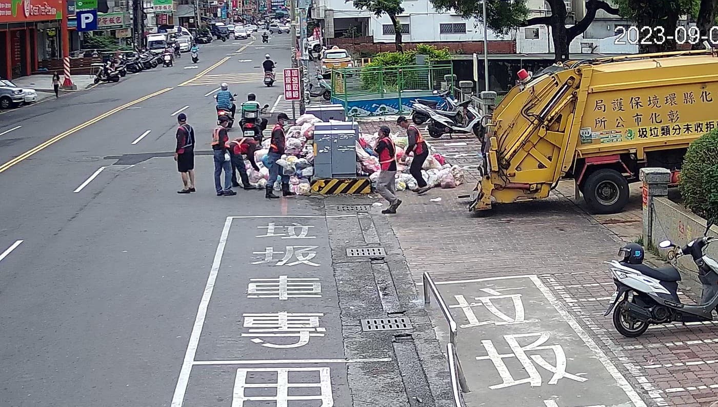 清潔隊獲報後，只好派清潔人員加班前往處理。（翻攝自臉書＠彰化市清潔隊）