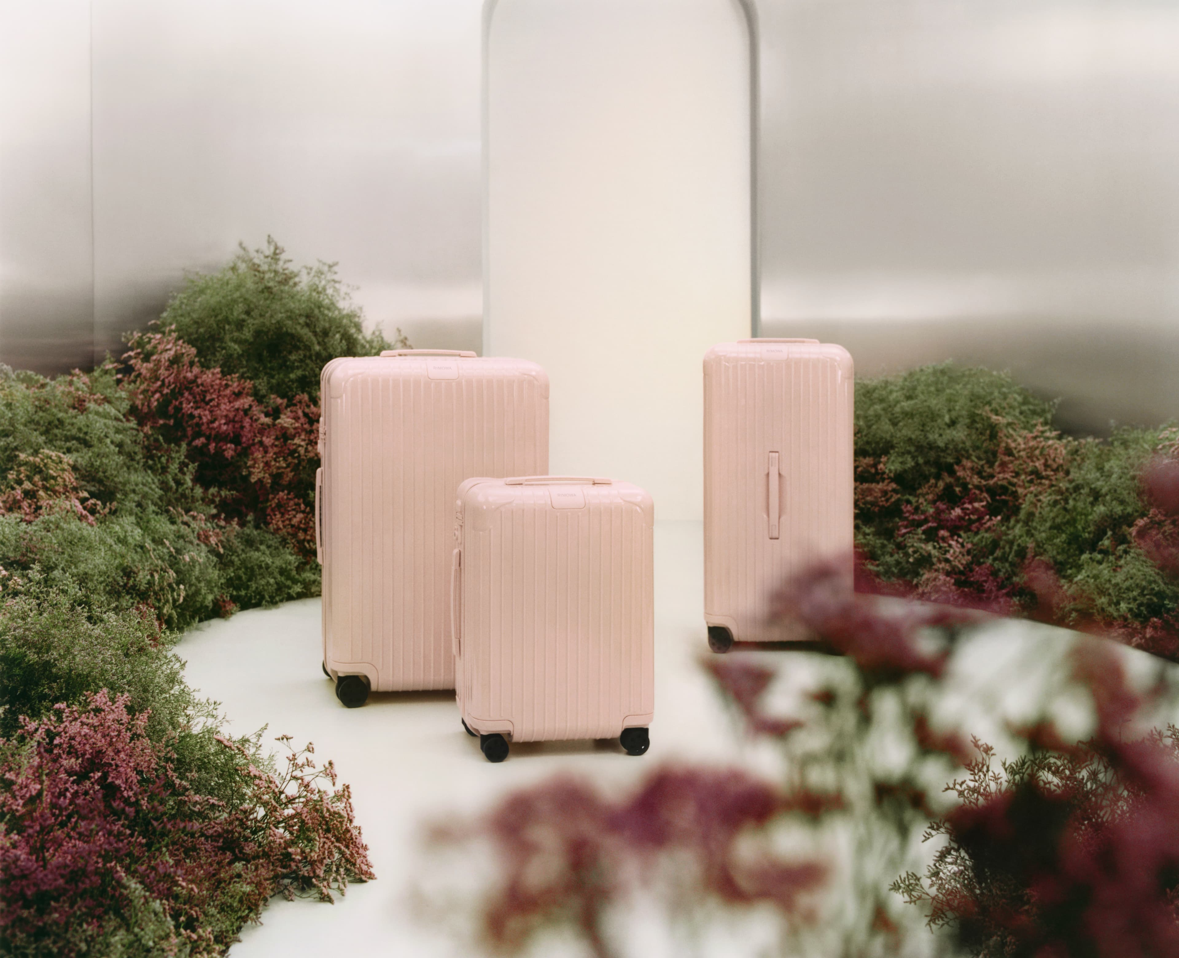 (左後)Essential Check-In L Petal花瓣粉行李箱NT$38,200、(後右)Essential Trunk Plus Petal花瓣粉行李箱NT$48,400、(前)Essential Cabin Petal花瓣粉行李箱NT$30,500。(美之心提供)