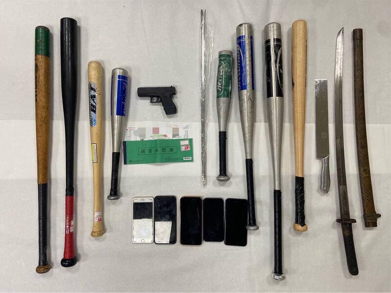 警方查扣嫌犯施暴的開山刀、棒球棍等證物。(讀者提供)