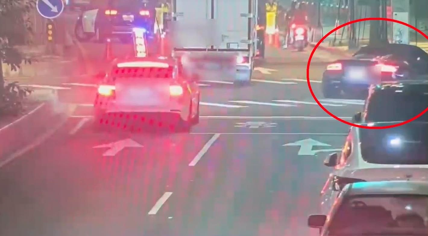 李男酒駕為躲避警方攔查,從內側車道偏右並右轉進小巷內。(翻攝畫面)