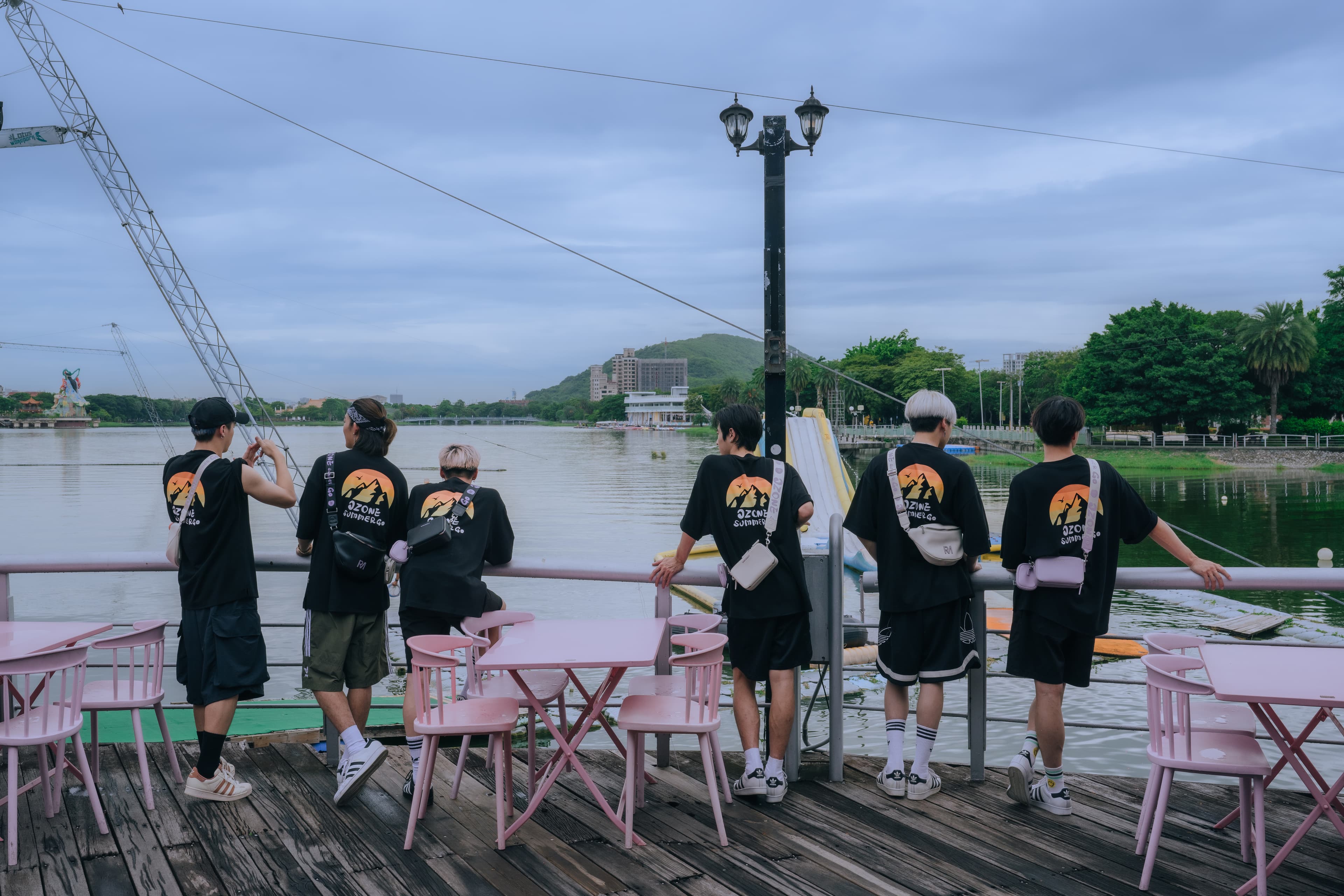 拍攝現場Ozone 6人身穿黑色團服。(讀者提供)