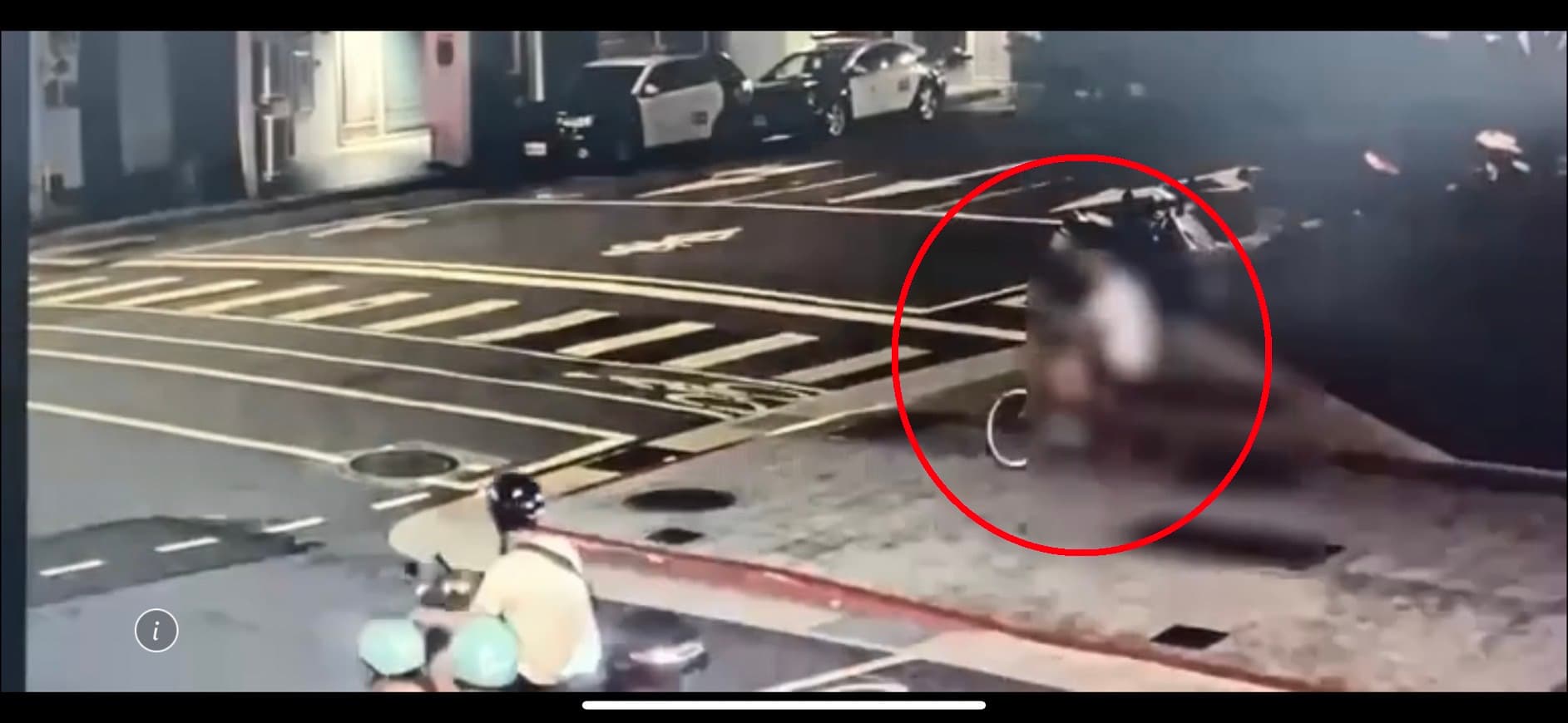 蕭男犯案後趁警方還沒到,又再騎乘單車離開。(翻攝畫面)