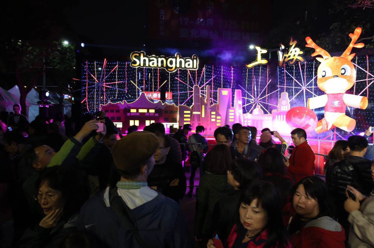 蔣萬安邀請上海方明年出席台北燈節。圖為2017年台北燈節上海燈區。(台北市政府提供)