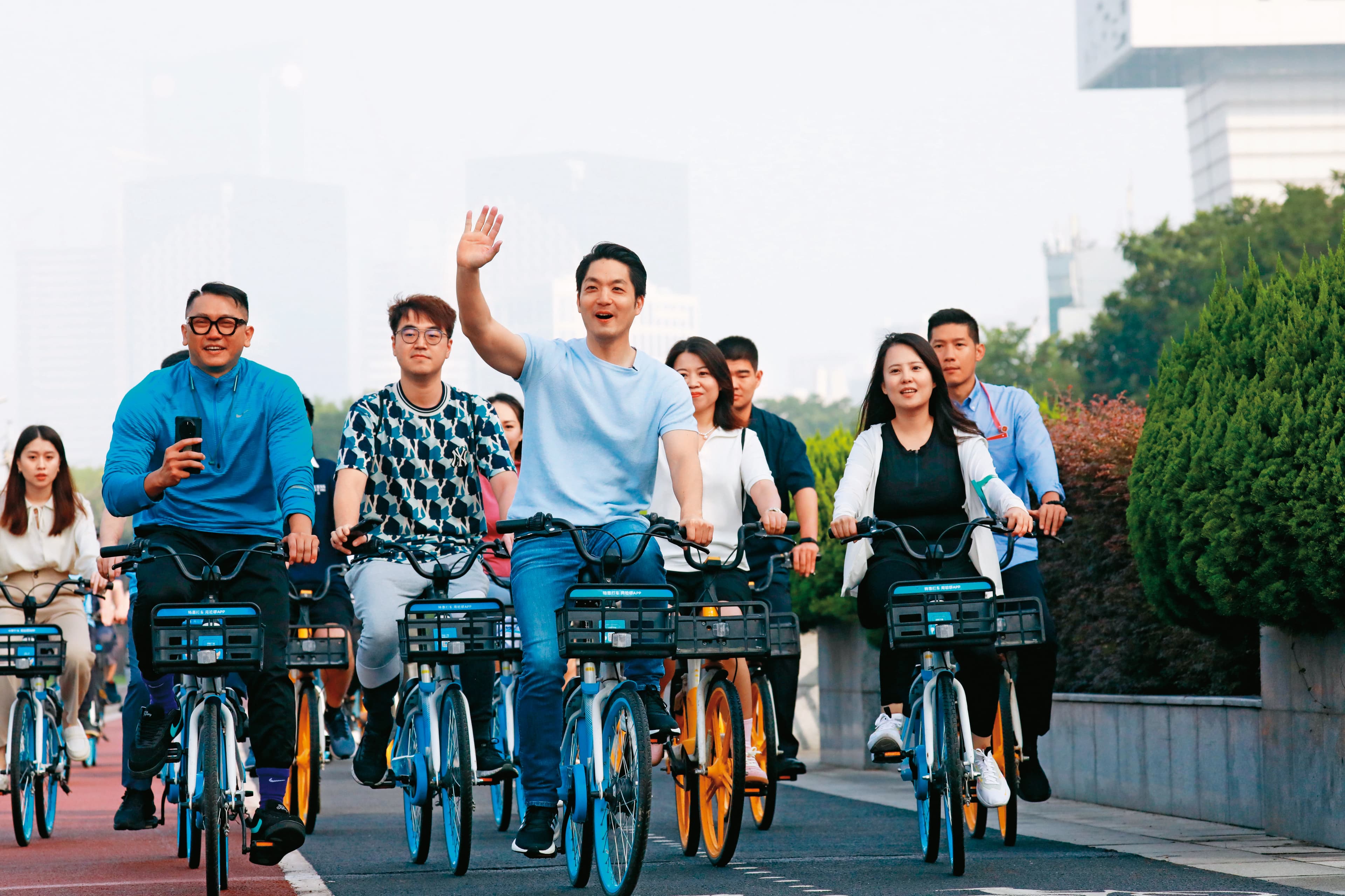 蔣萬安出訪最後一天,與上海台青一同騎腳踏車。