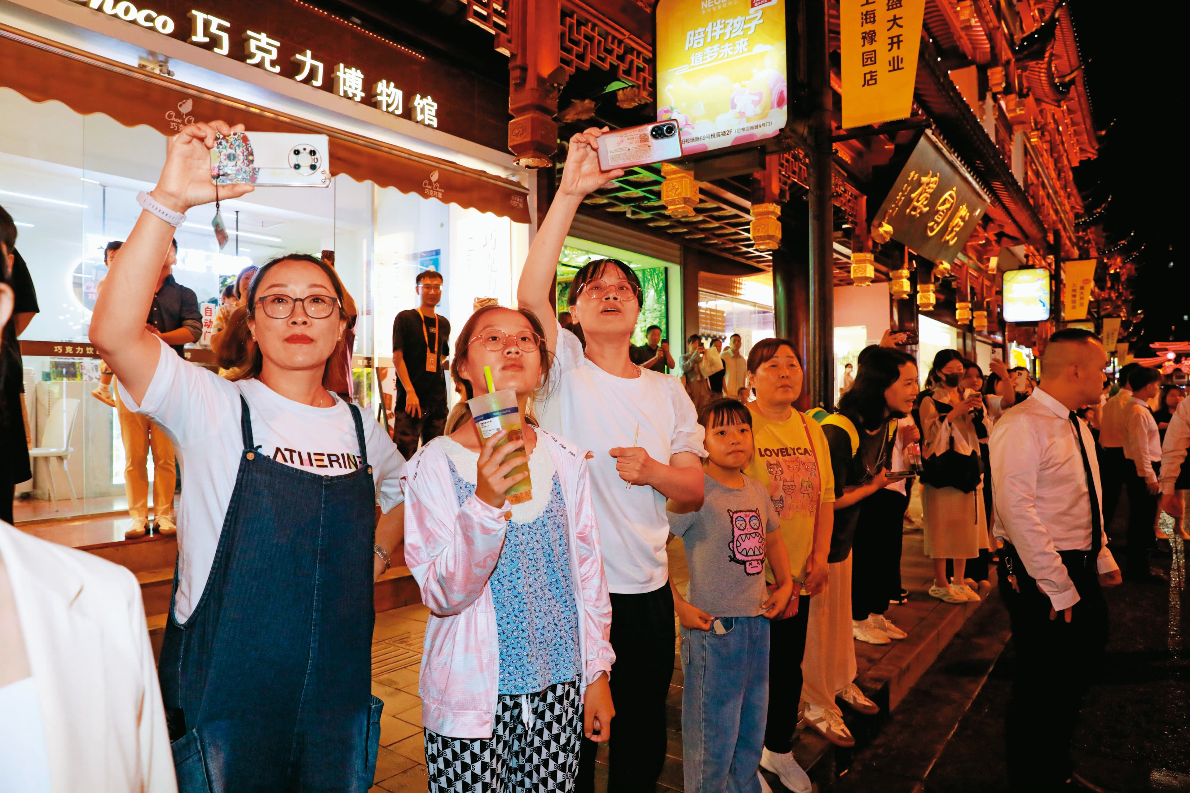 蔣萬安親民的形象,讓上海民眾爭相捕捉畫面。