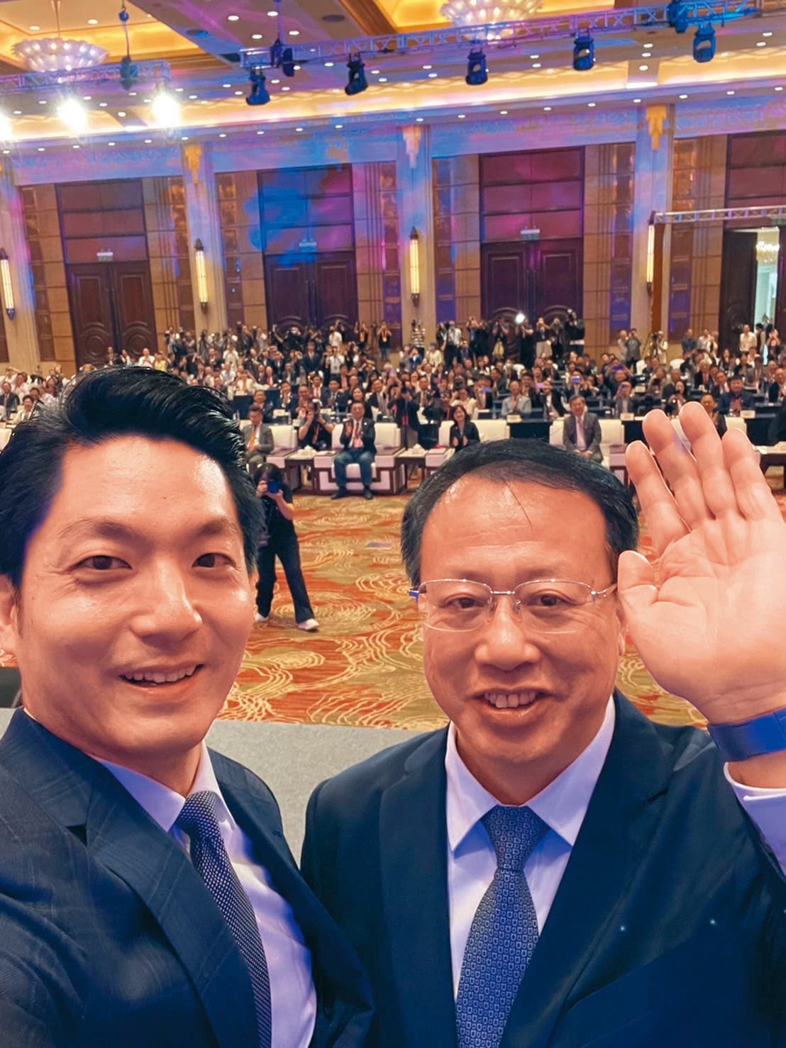 蔣萬安(左)與上海市長龔正(右)在雙城論壇上玩起自拍。(台北市政府提供)