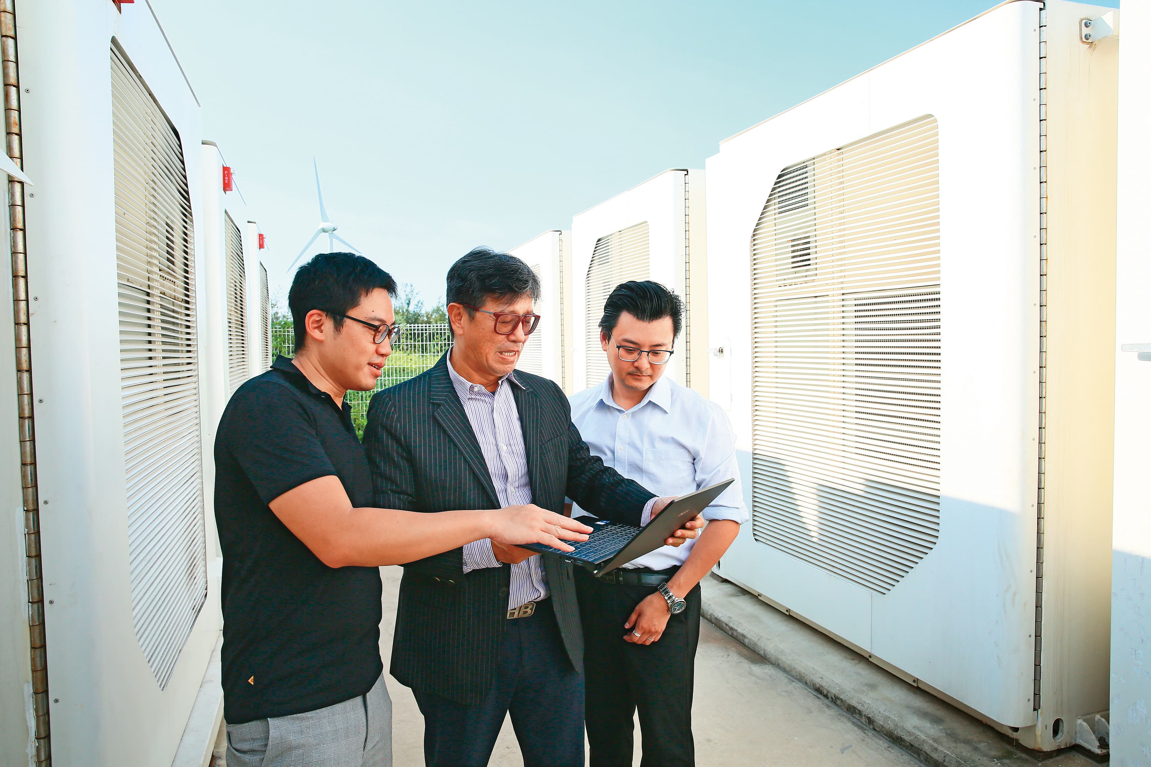 蔡佳晉(中)攜手佳龍科技建置儲能示範案場,採用全球大型電網儲能龍頭Fluence的儲能系統,容量達6MW。