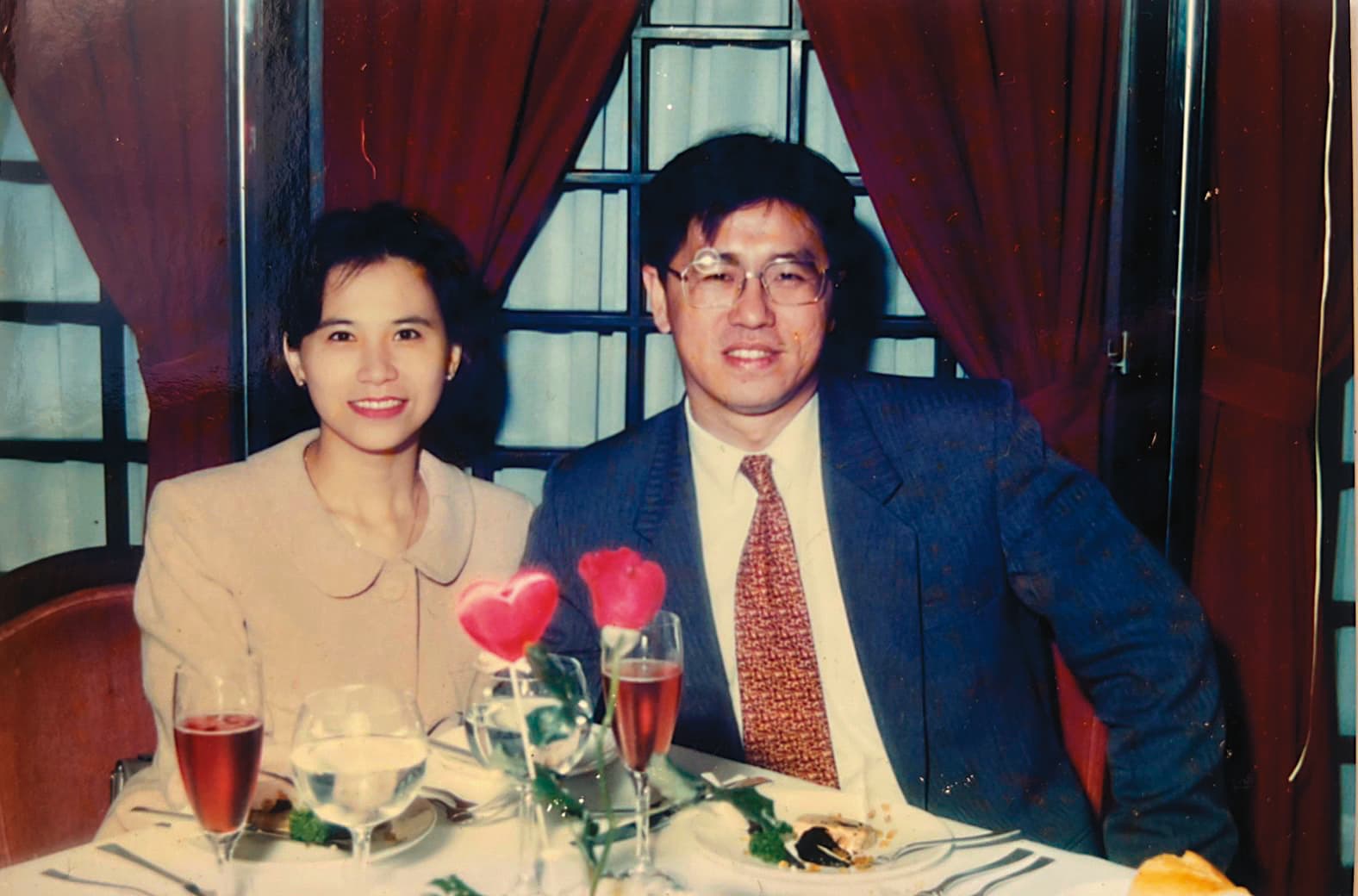 蔡佳晉(右)大半生都待在金融業,但不愛應酬,再忙都留時間陪伴太太(左)。(蔡佳晉提供)