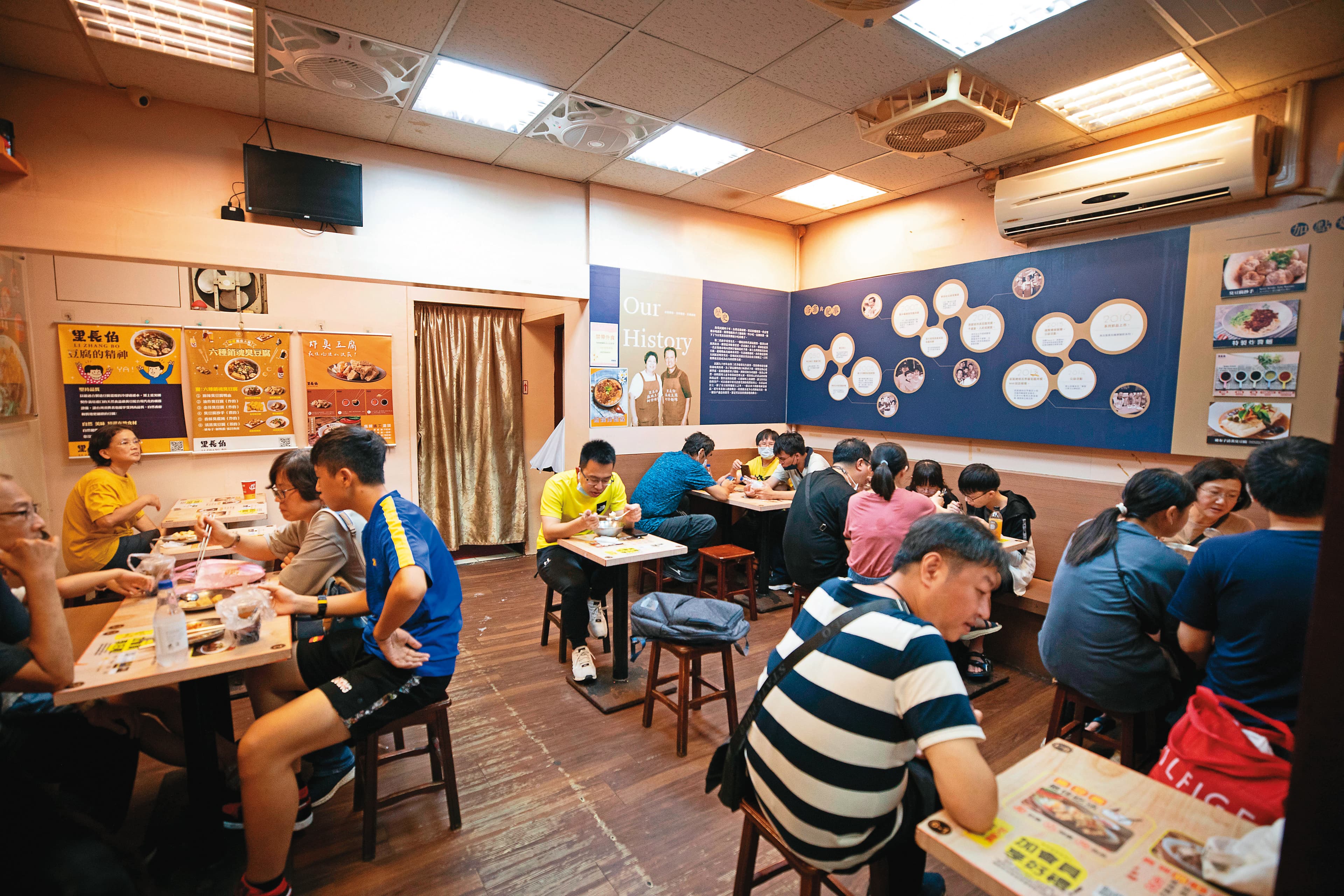 不同於翻桌率快的攤子做的是流動客,老客人大多選在有冷氣、用餐環境好的店內大快朵頤。