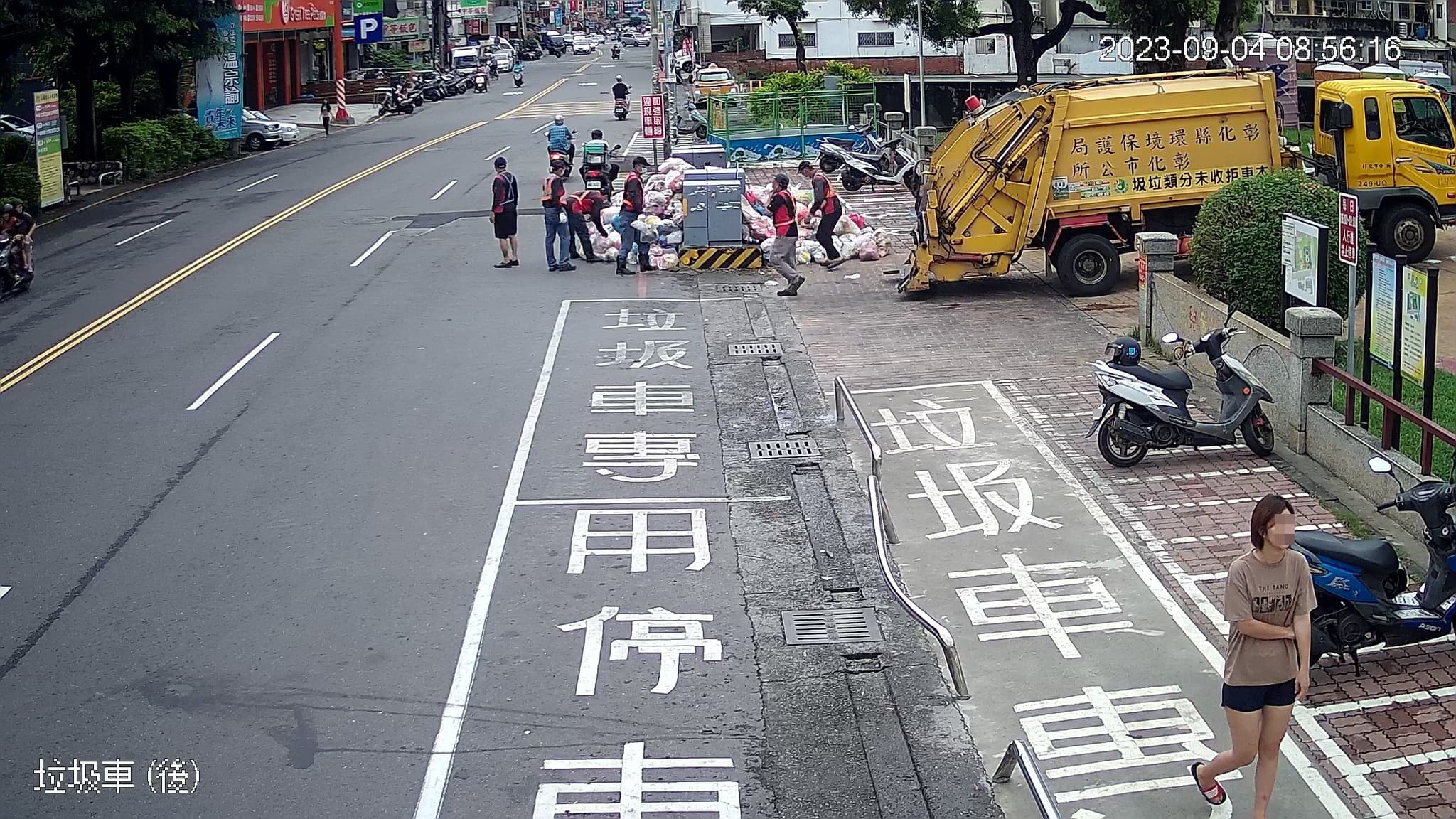 彰化縣化市三民路4日路邊遭民眾堆成垃圾山,市長與清潔隊討論後,決定將對150人開罰。(翻攝自彰化市清潔隊臉書)