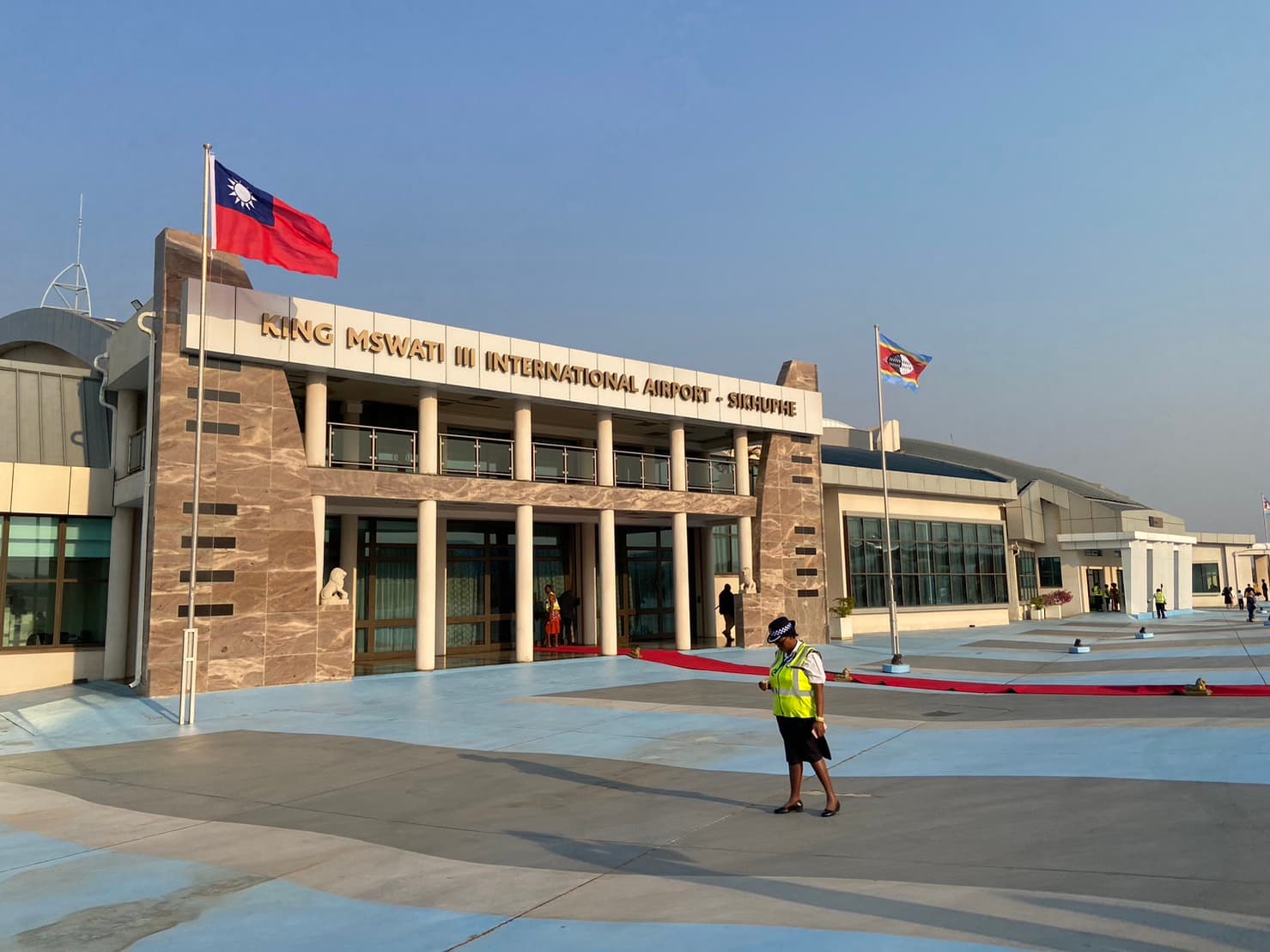 蔡英文抵達史瓦帝尼機場,接受非洲僑胞歡迎。