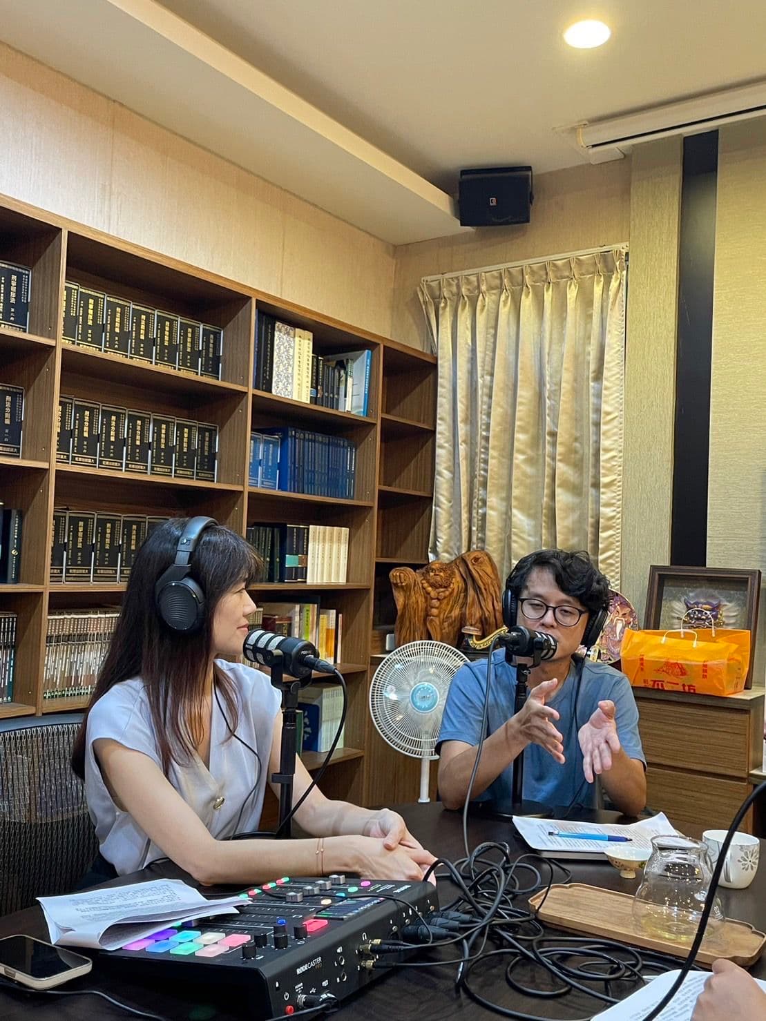 唐福睿受邀參加彰檢自營媒體Podcast節目「法律沃伊絲」擔任特別嘉賓,與身兼主任檢察官的甜姐兒主持人吳曉婷暢人權議題,頗受好評。(彰化地檢署提供)